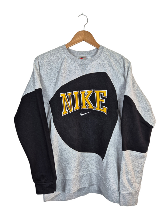 Nike 90s spell out sweater maat M