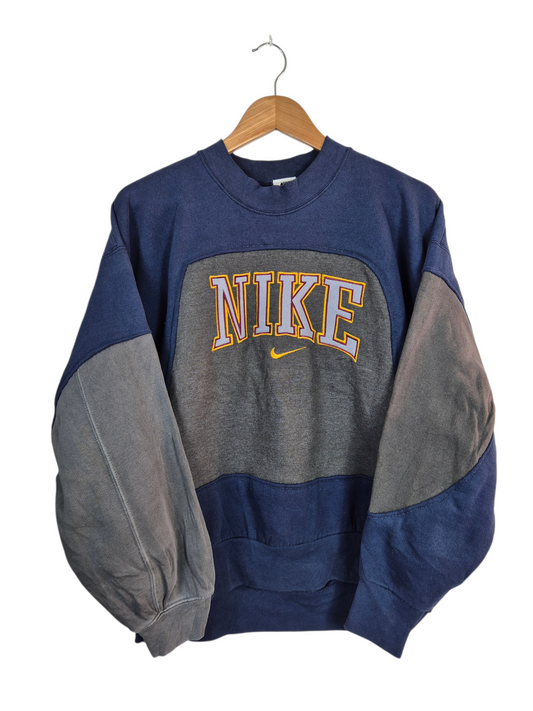 Nike 90s USA spell out sweater maat L