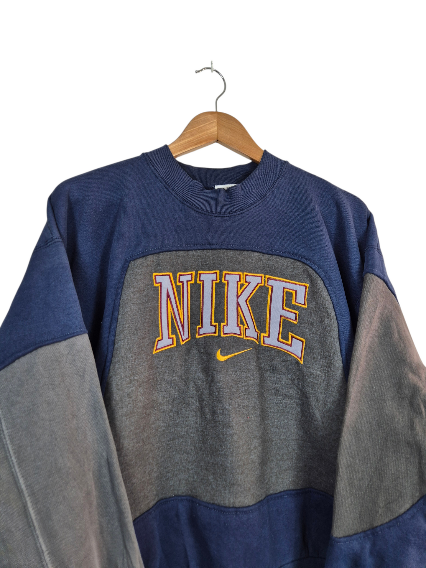 Nike 90s USA spell out sweater maat L