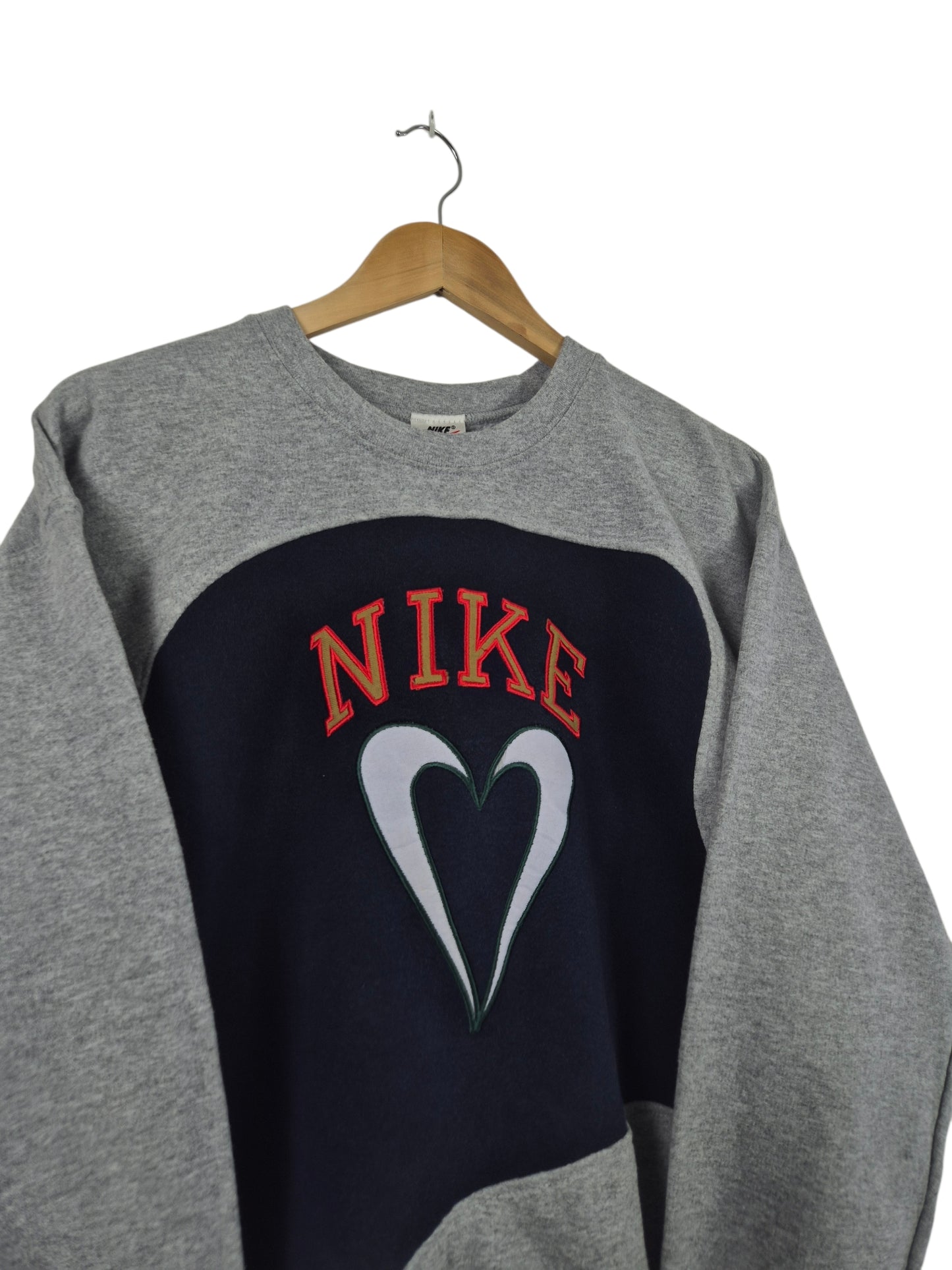 Nike heart logo sweater maat S