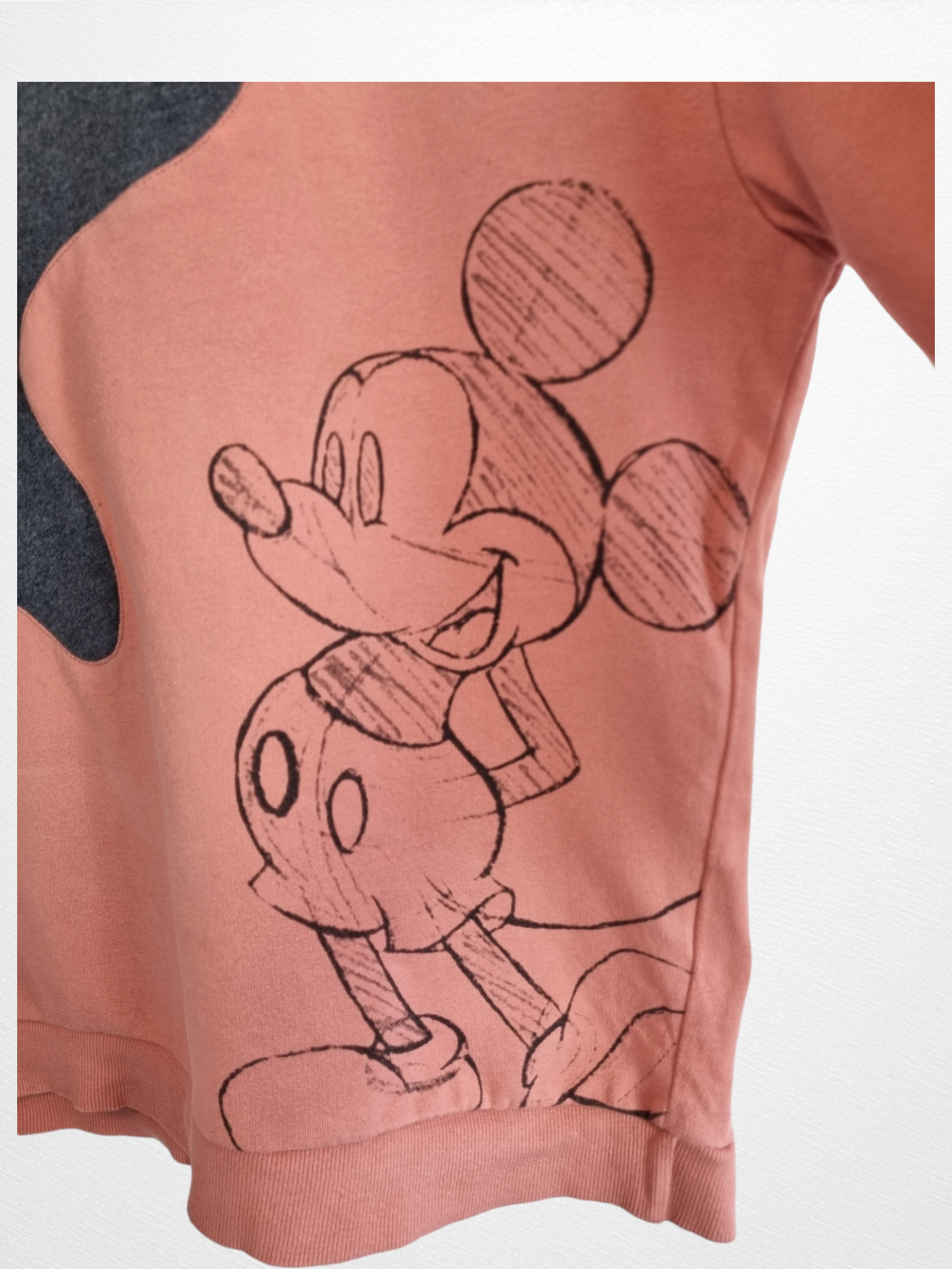 Disney a retravaillé le pull Mickey mouse taille M