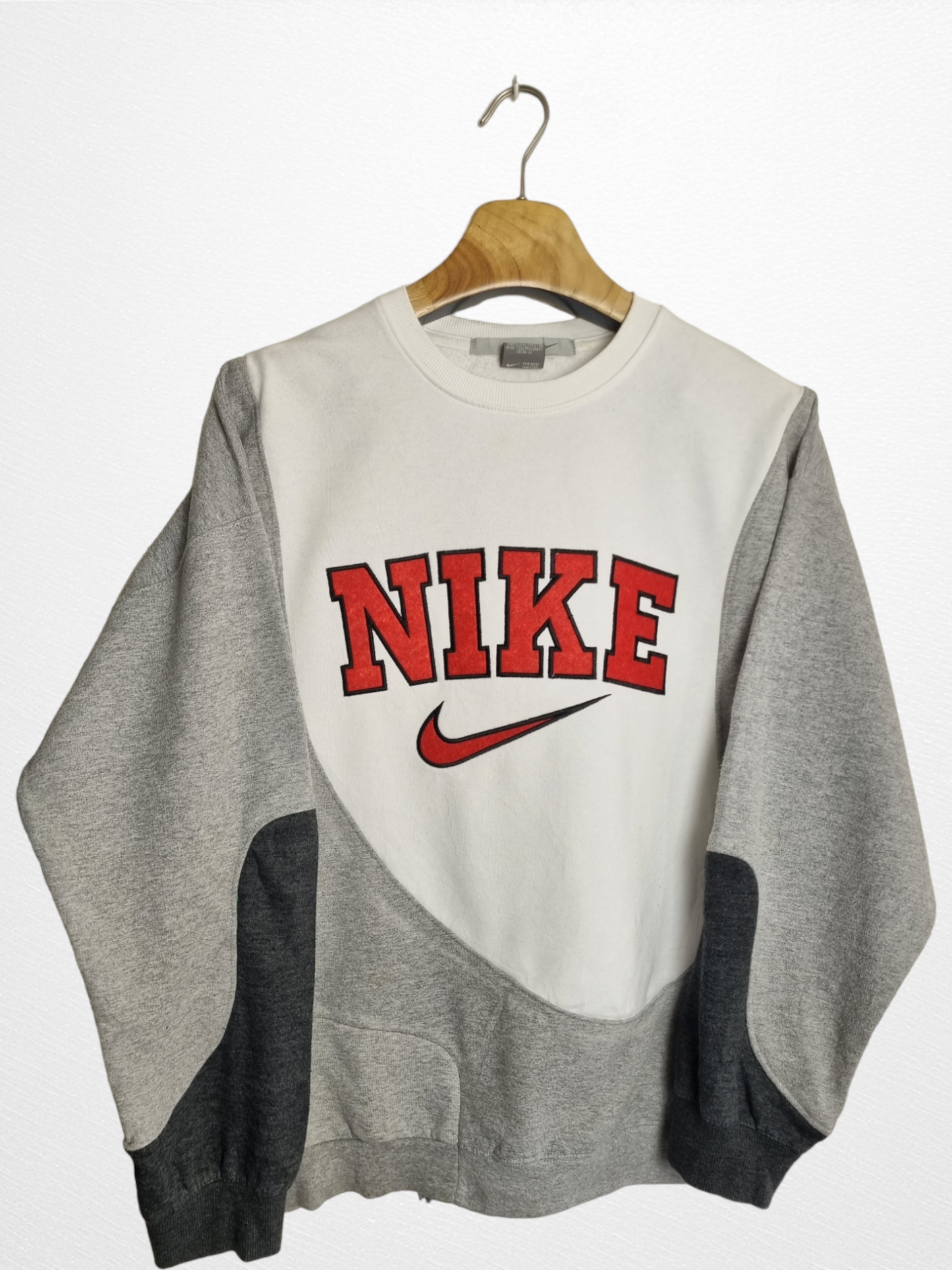 Nike reworked spell out sweater maat M/L