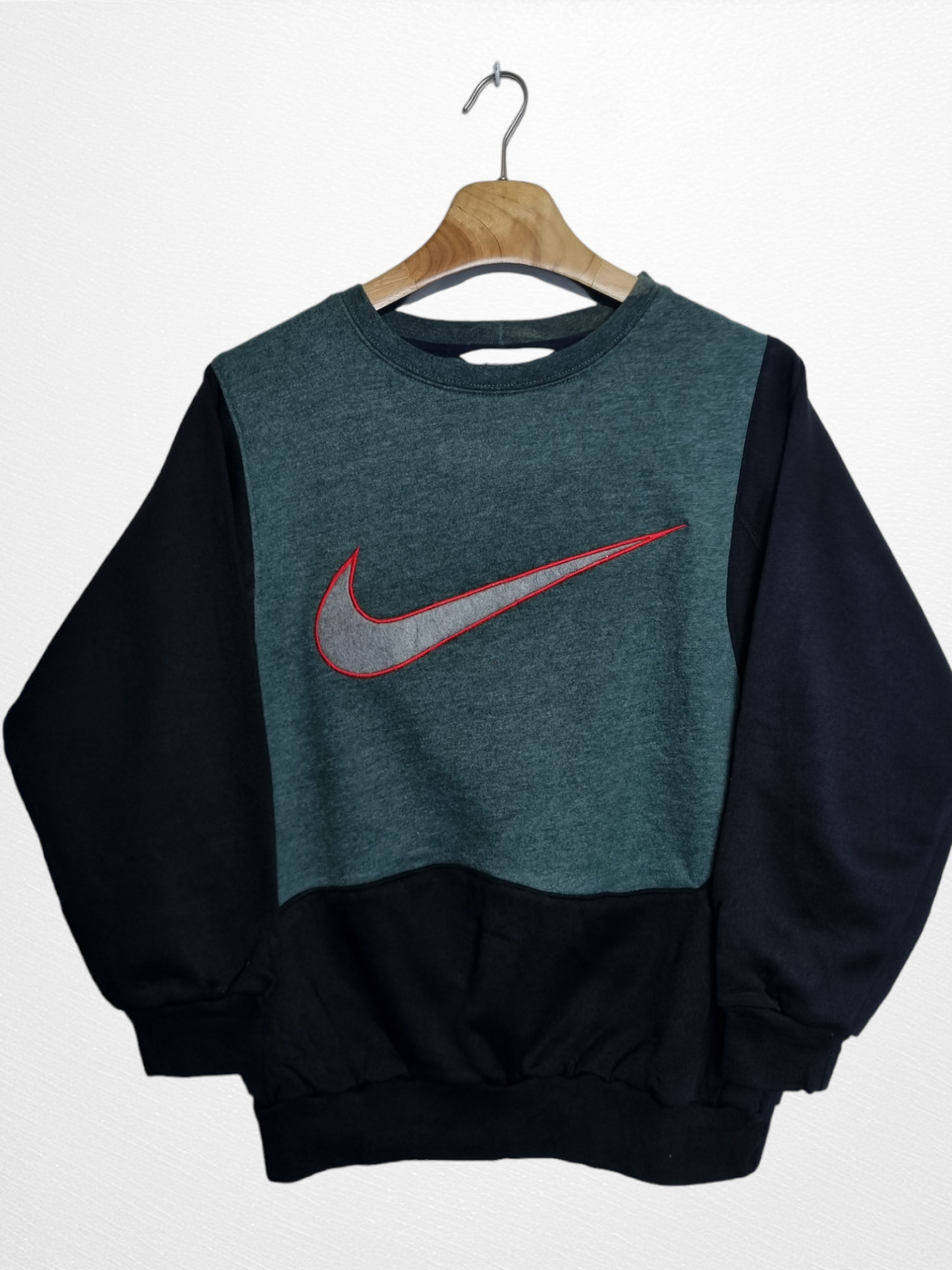 Nike Rework Big Swoosh sweater maat M