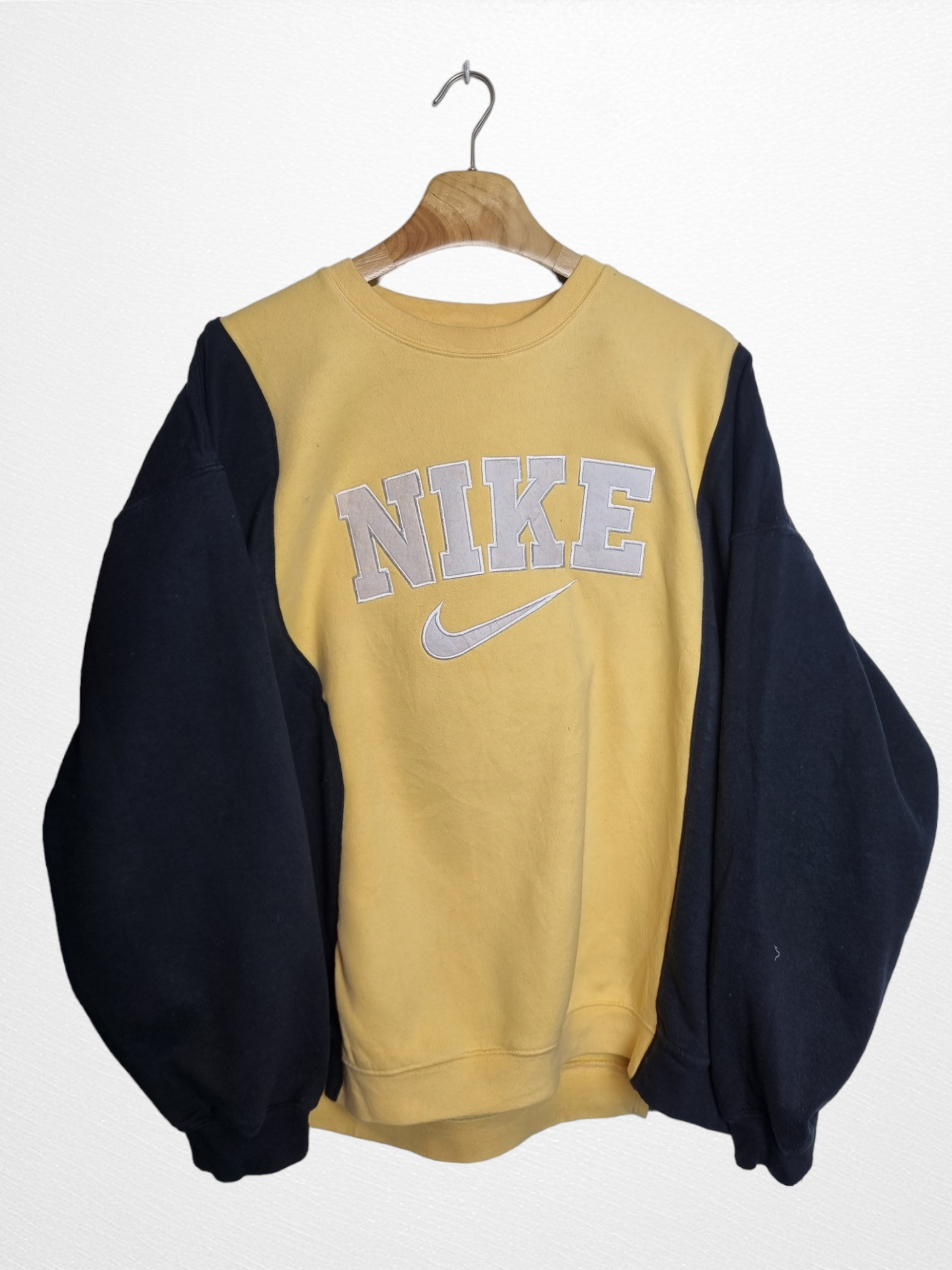 Nike reworked spell out sweater maat  XL