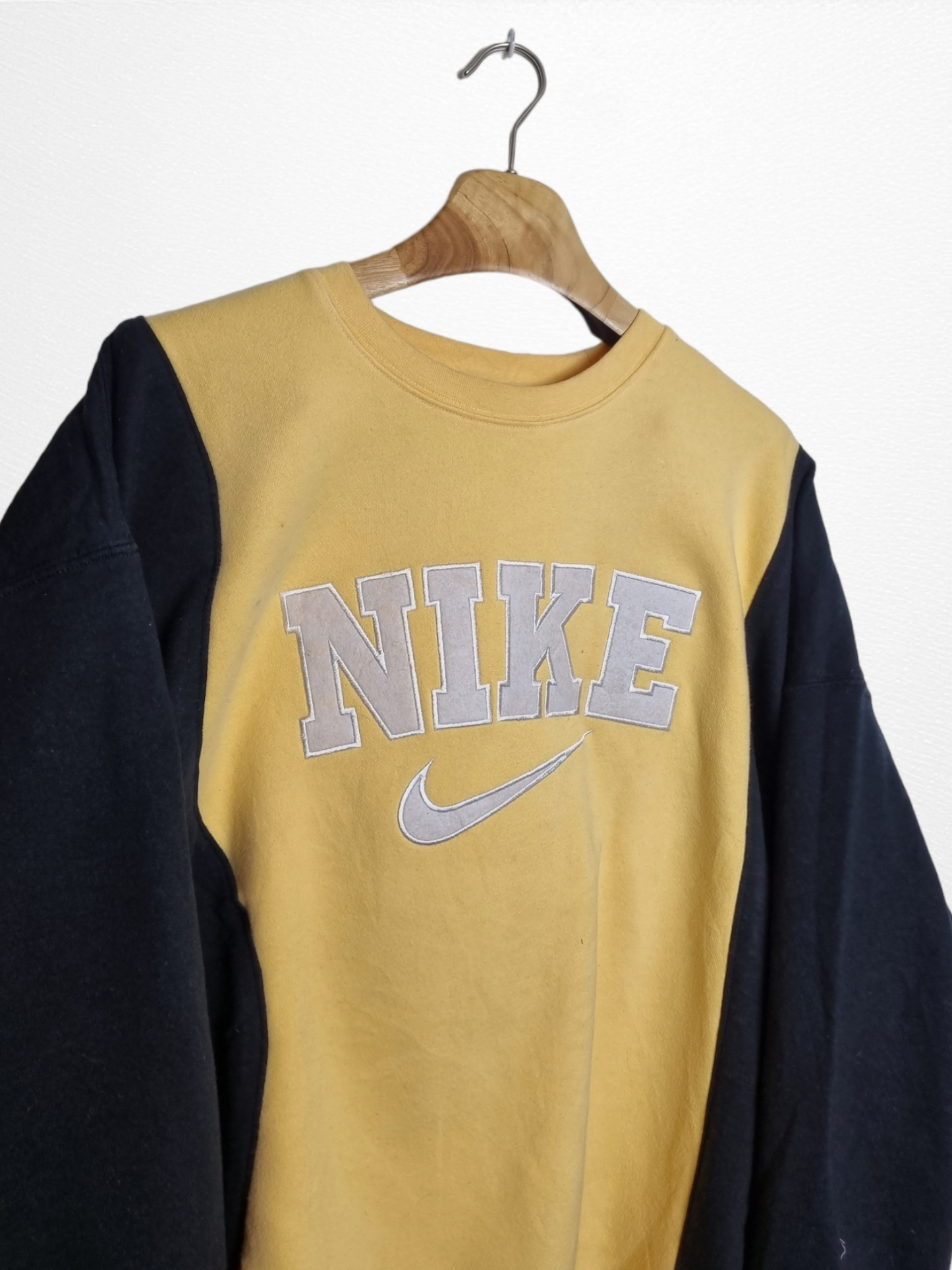 Nike reworked spell out sweater maat  XL