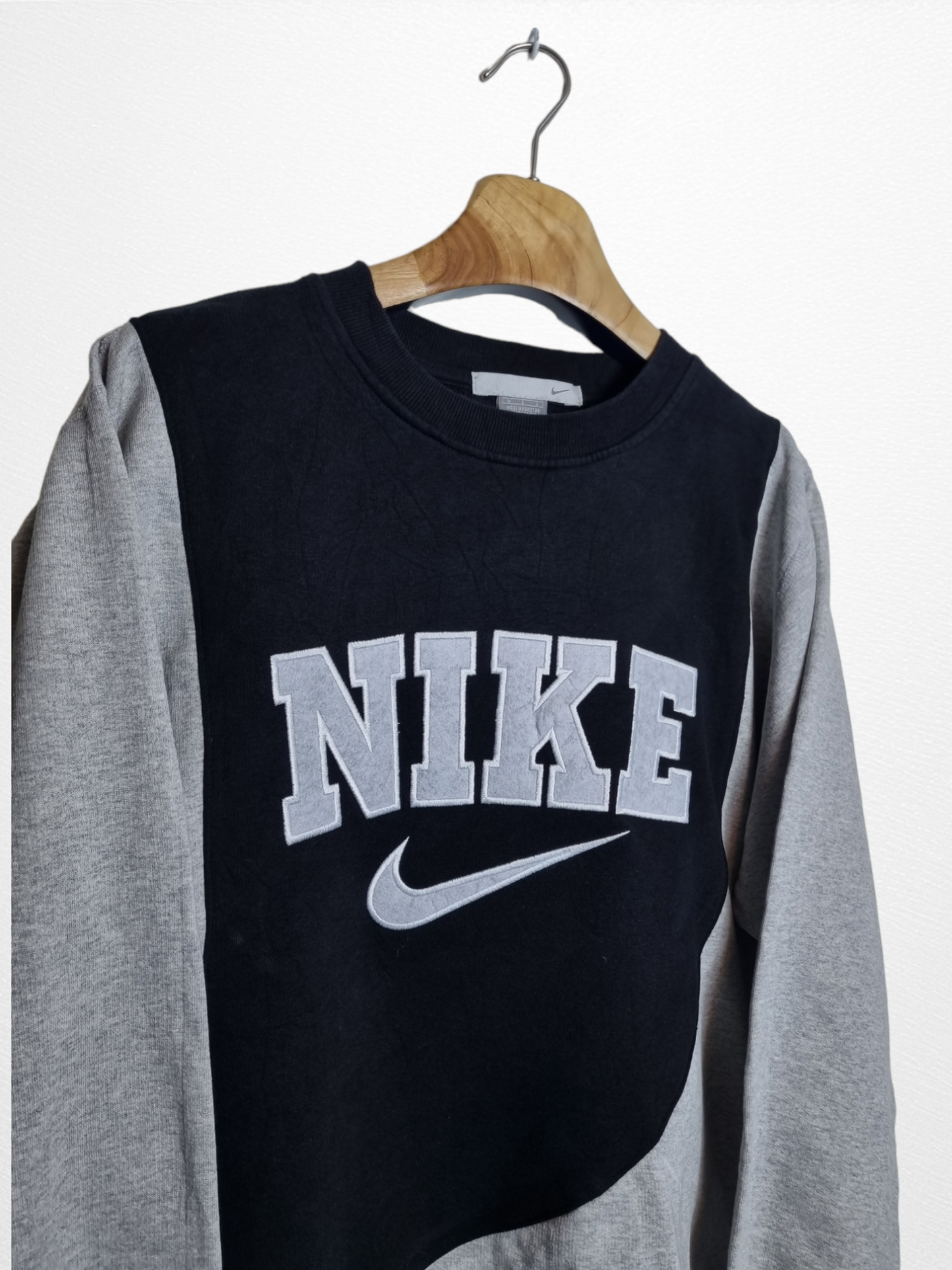 Nike reworked spell out sweater maat L
