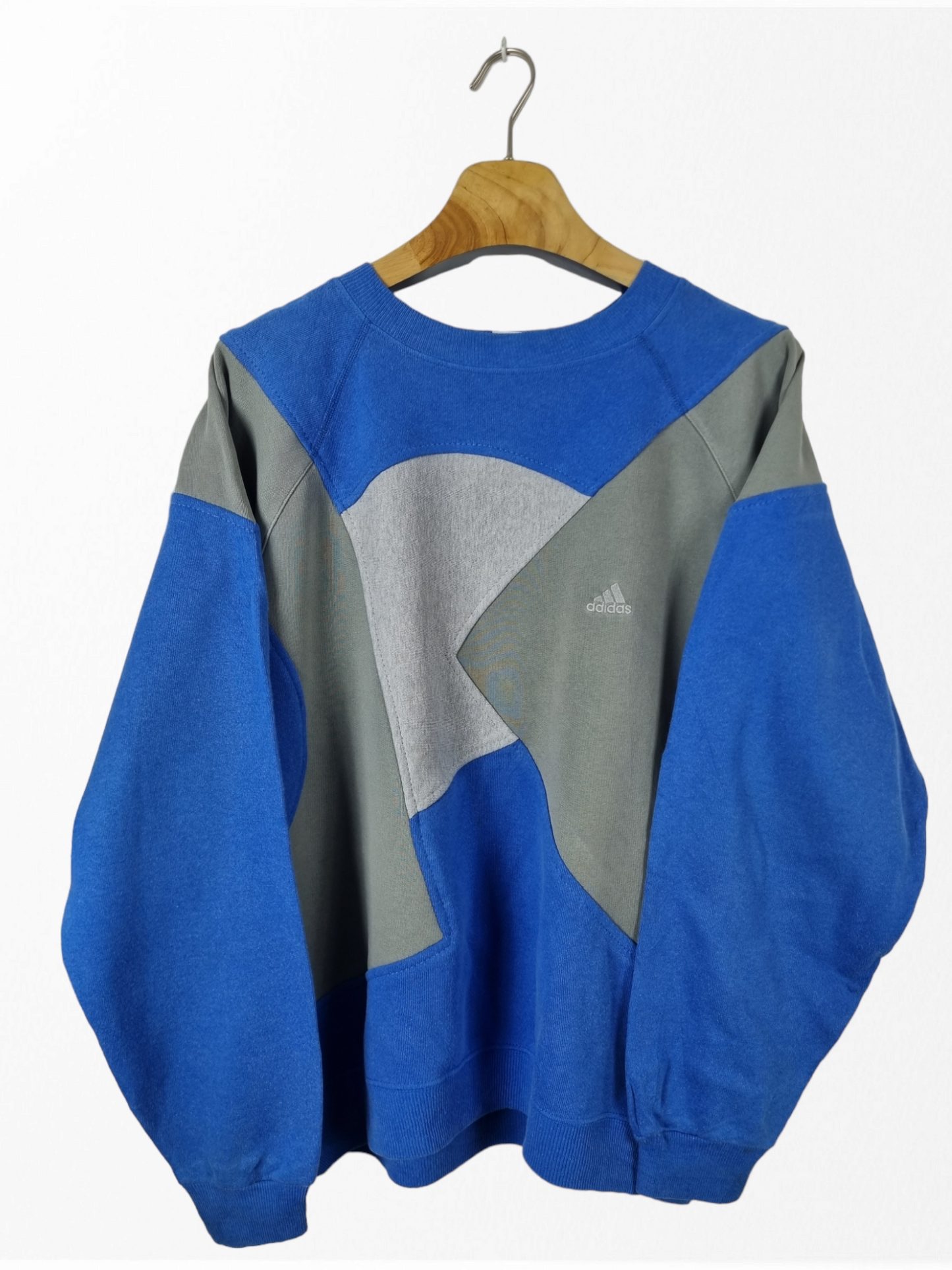 Adidas chest logo sweater maat M