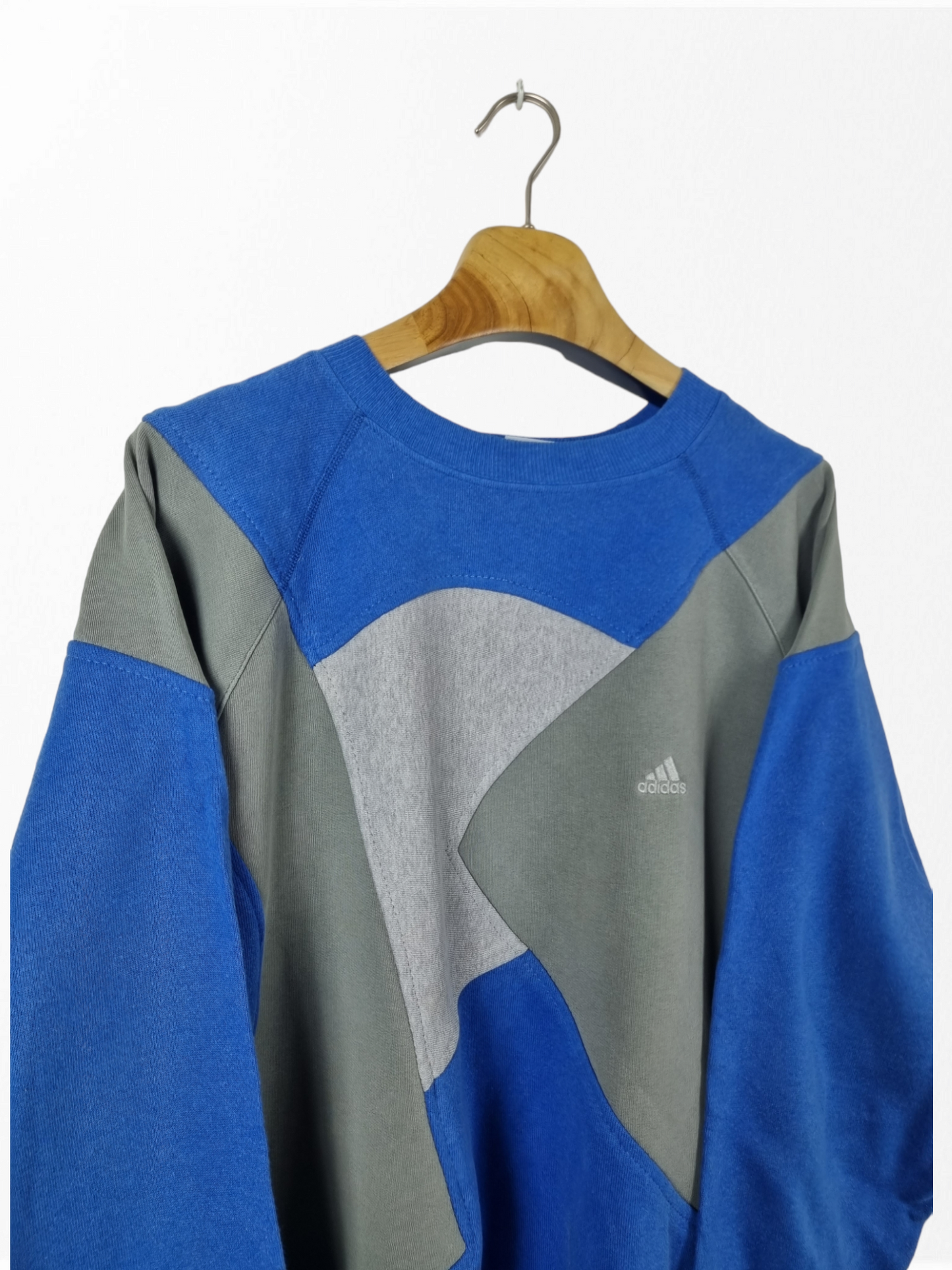 Adidas chest logo sweater maat M