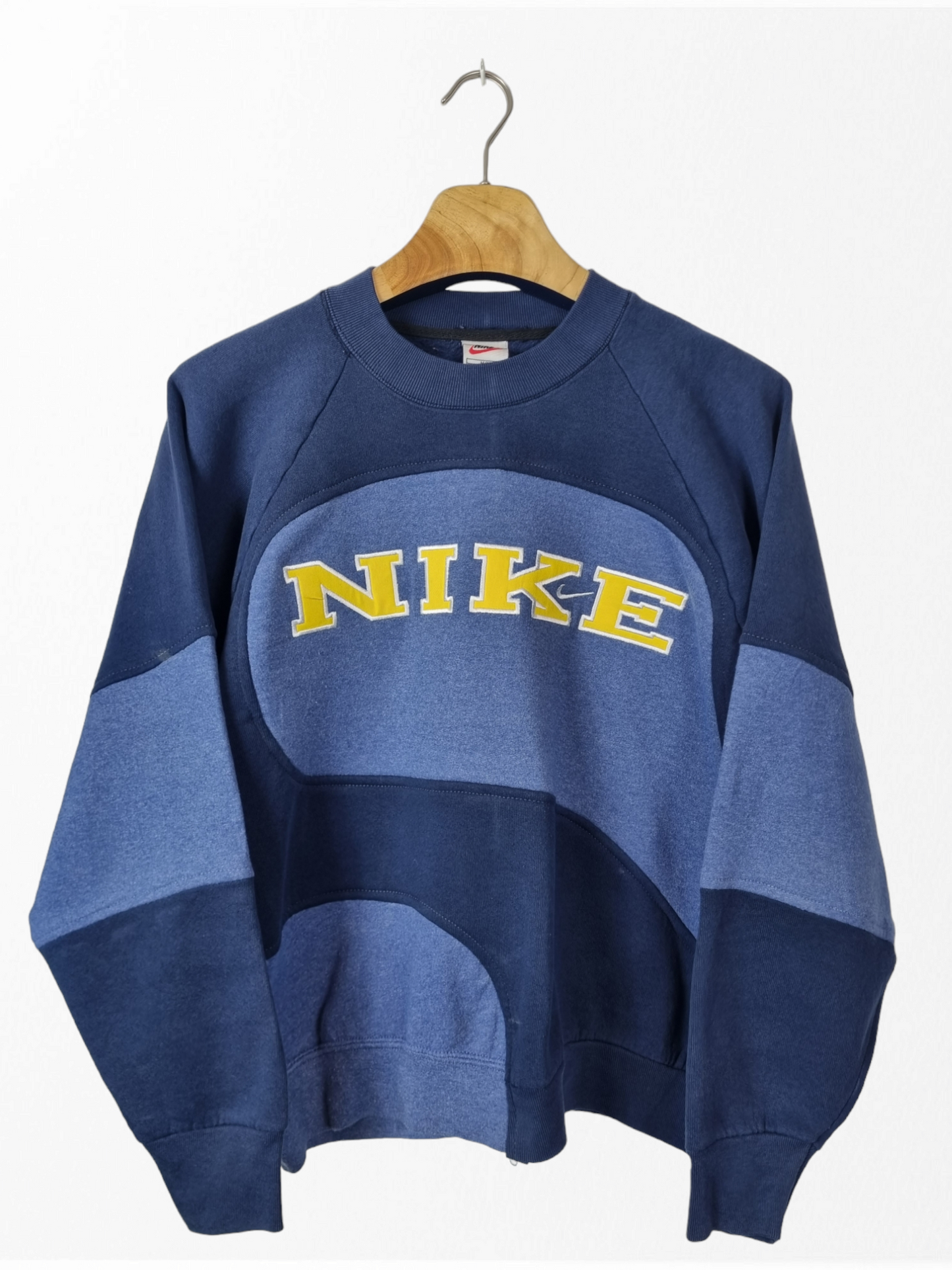 Nike 90s spell out sweater maat M