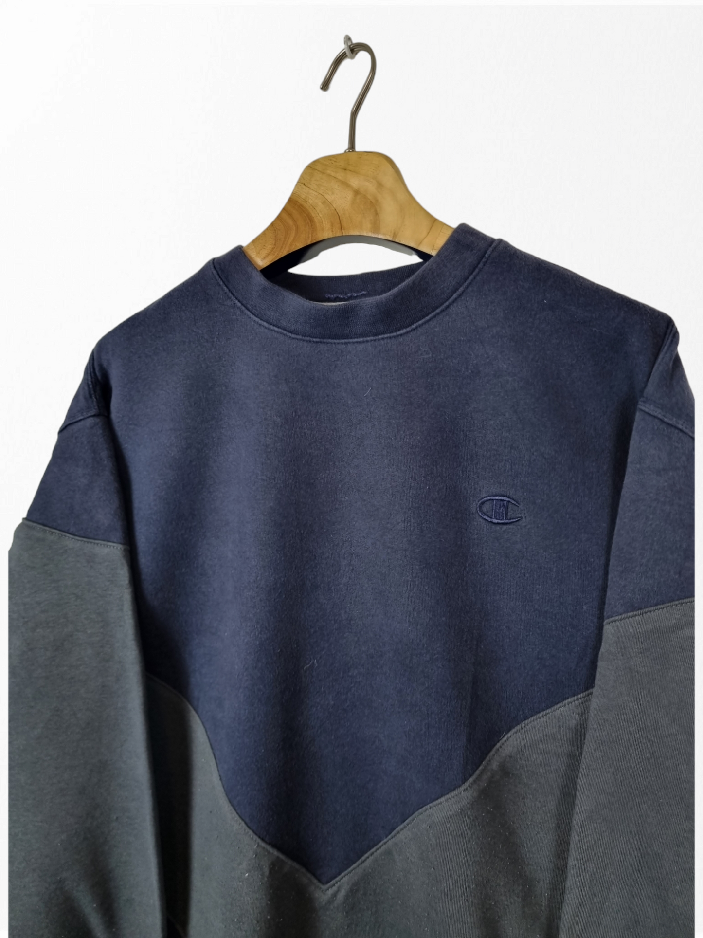 Champion chest logo sweater maat L