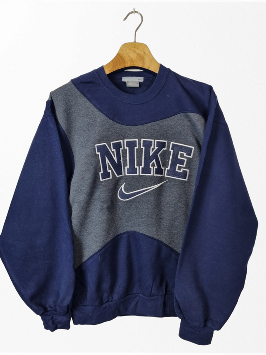 Nike spell out sweater maat M