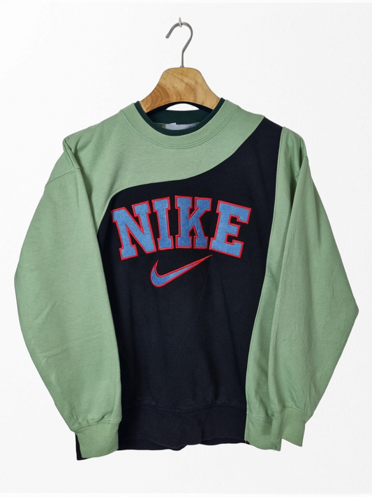 Nike spell out sweater maat M