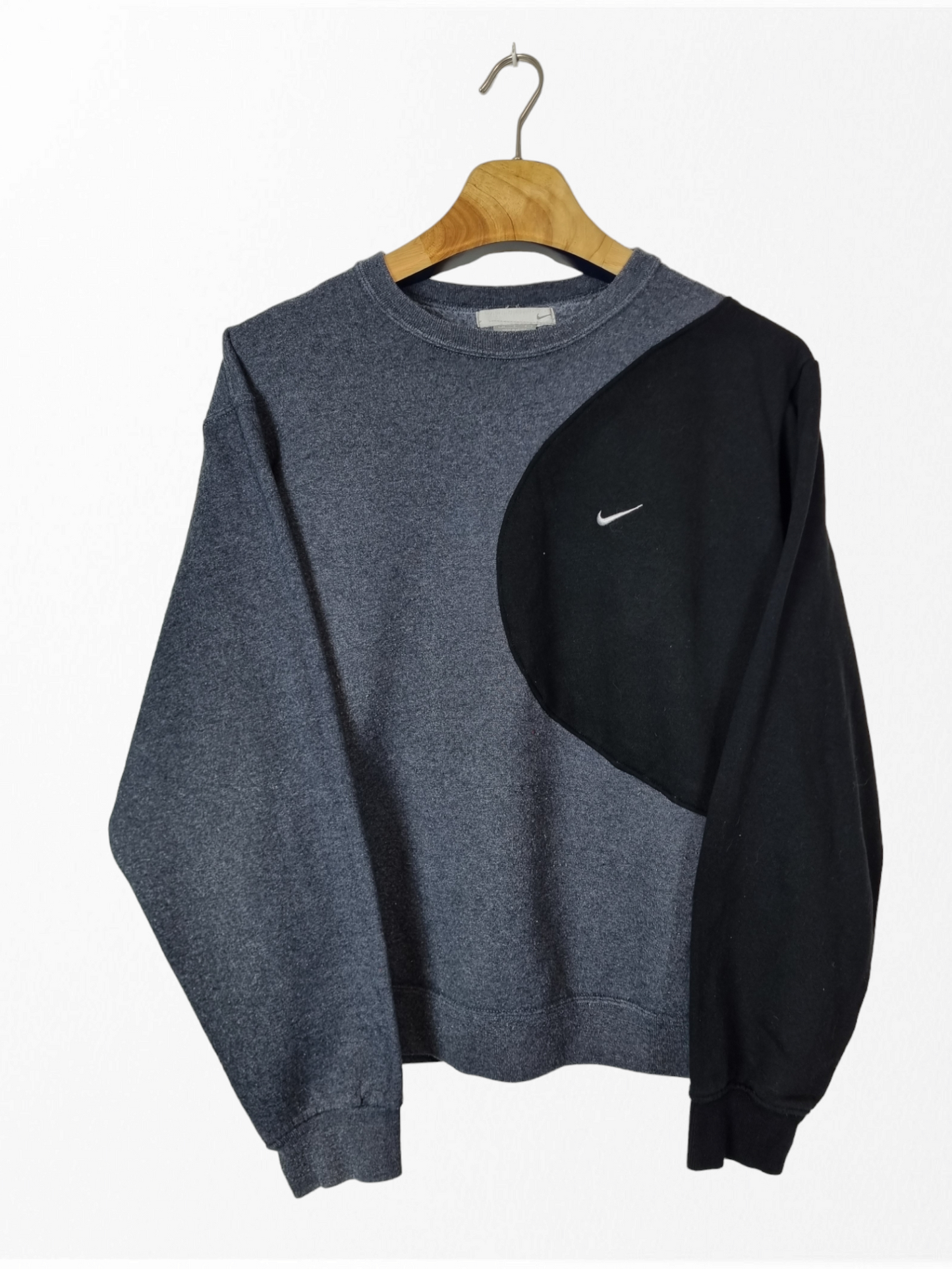 Nike chest swoosh logo sweater maat M