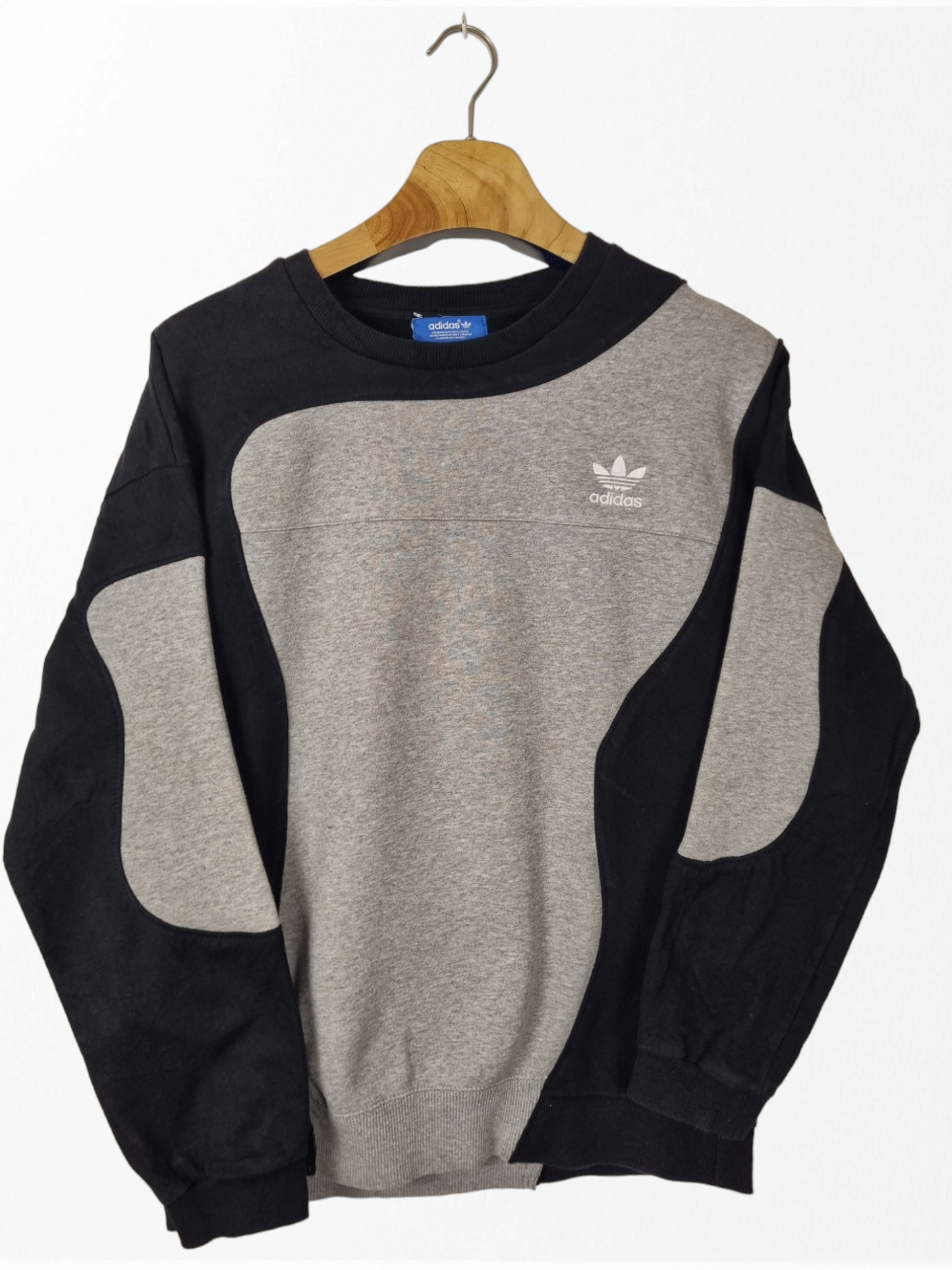 Adidas chest logo sweater maat S