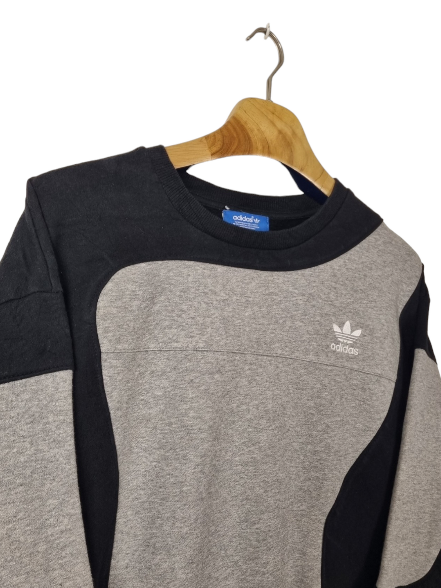 Adidas chest logo sweater maat S