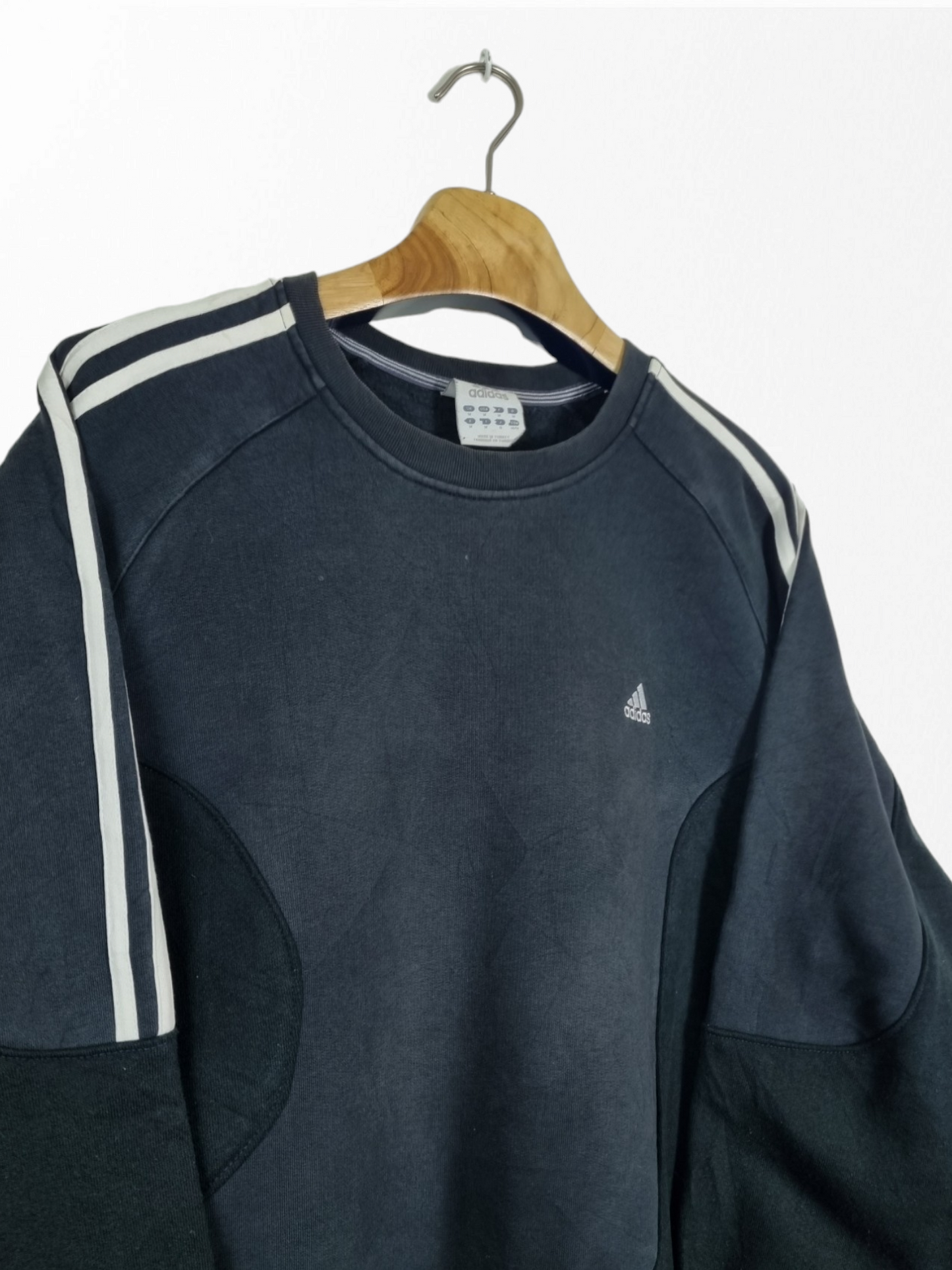 Adidas chest logo sweater maat M