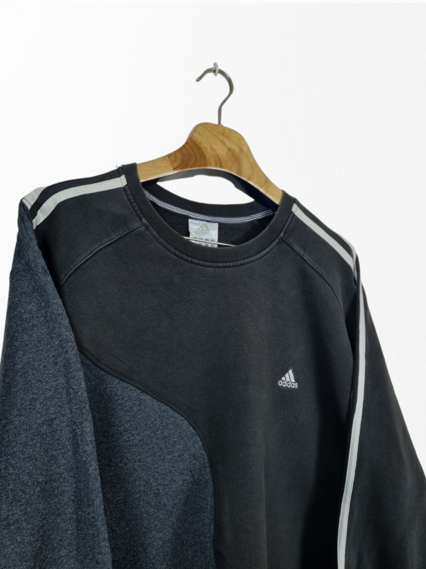 Adidas chest logo sweater maat L