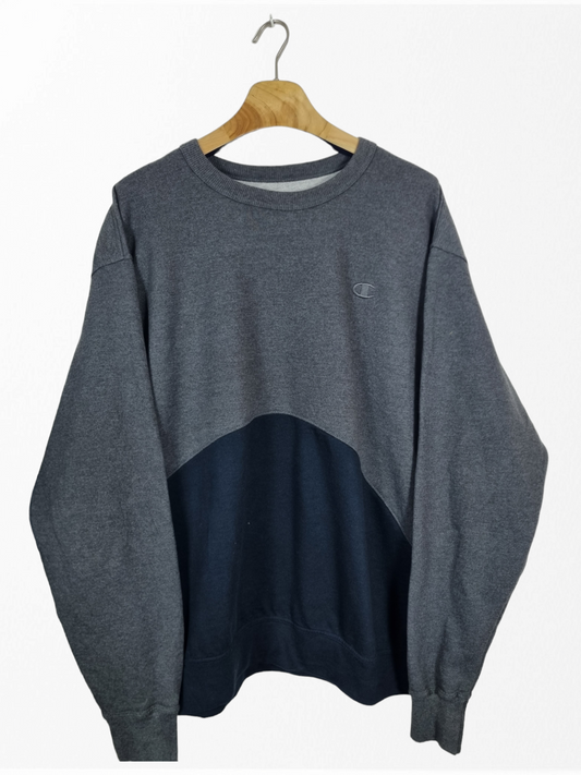 Champion chest logo sweater maat L