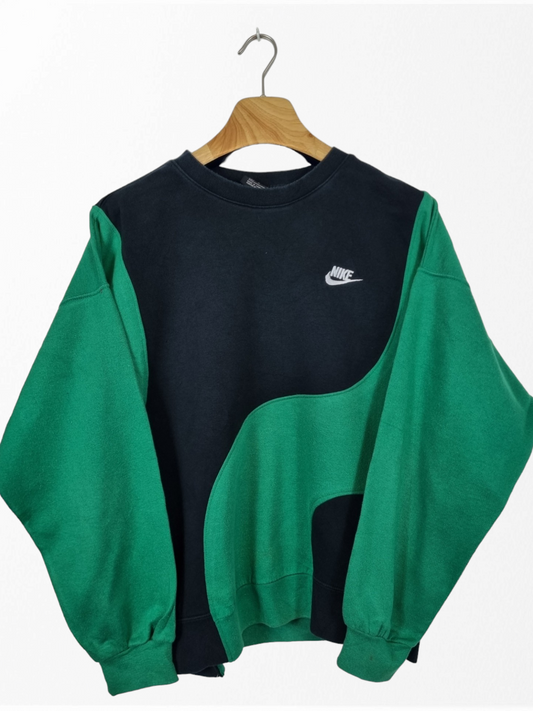 Nike chest logo sweater maat M