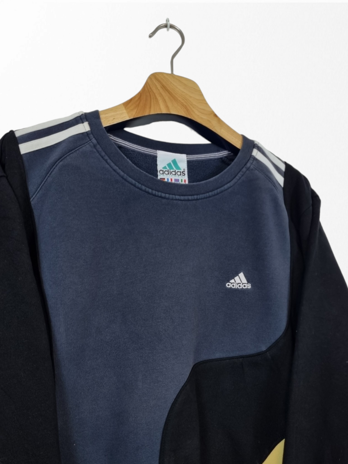 Adidas 90s chest logo sweater maat M