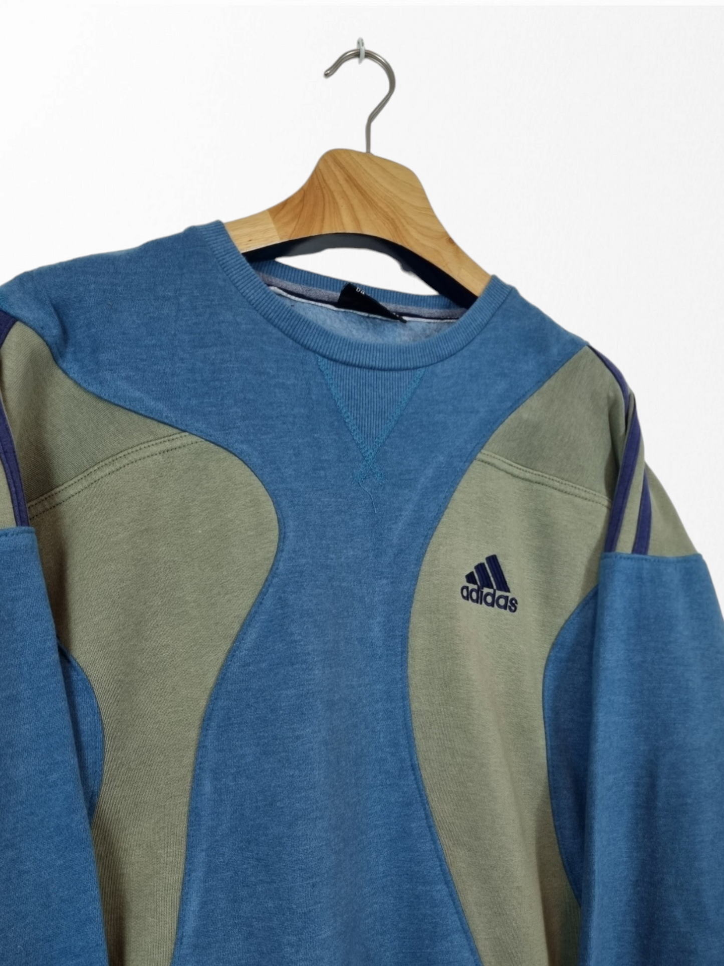 Adidas 80s chest logo sweater maat L