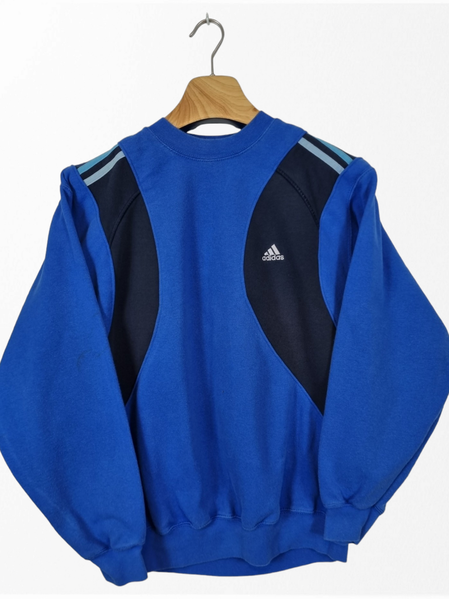 Adidas chest logo sweater maat M