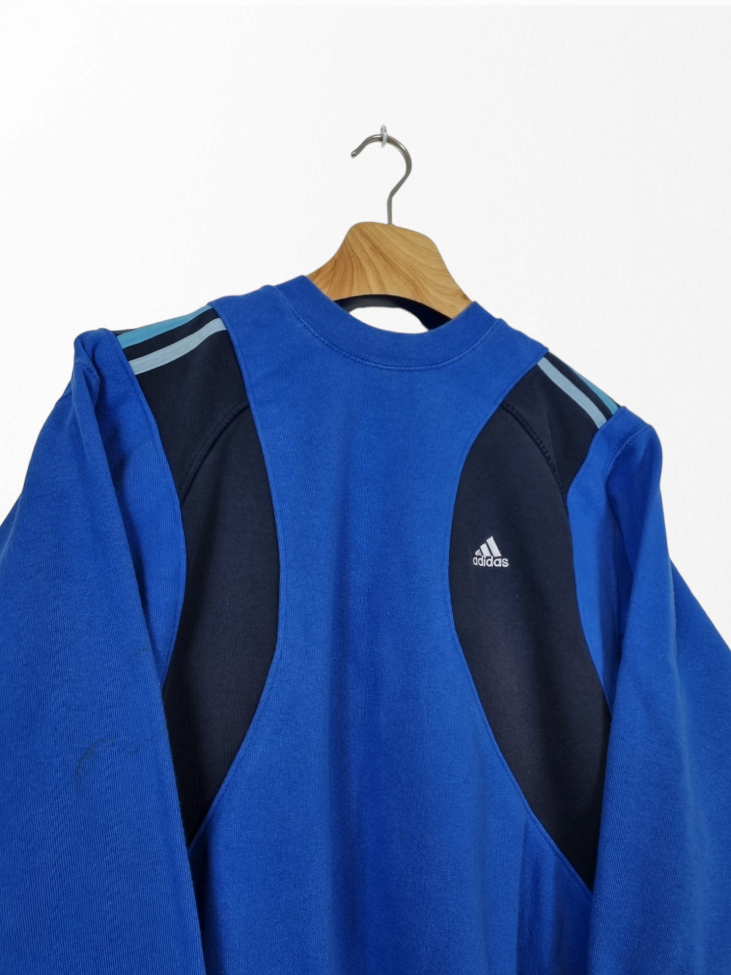 Adidas chest logo sweater maat M