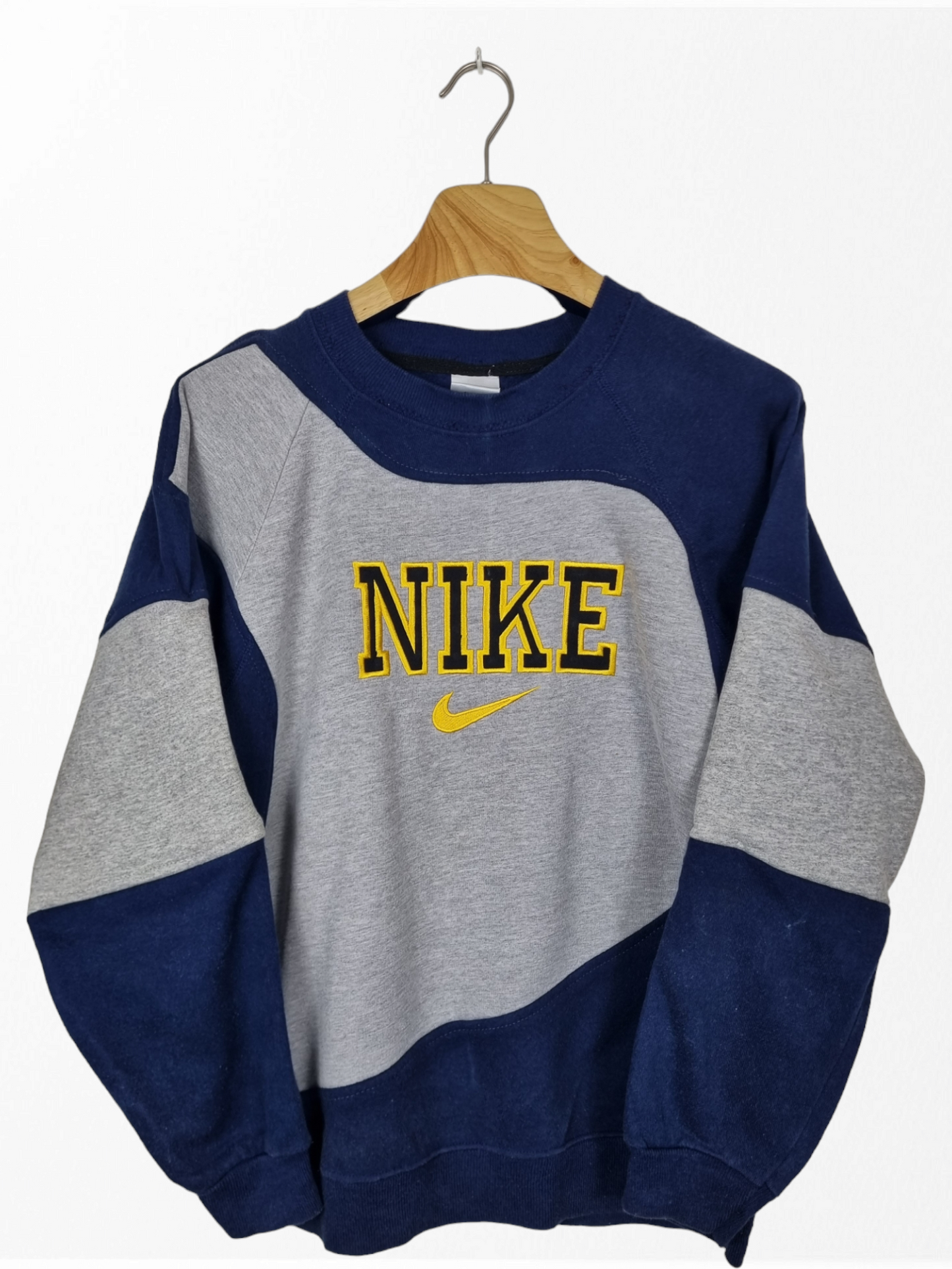Nike spell out 90s sweater maat S