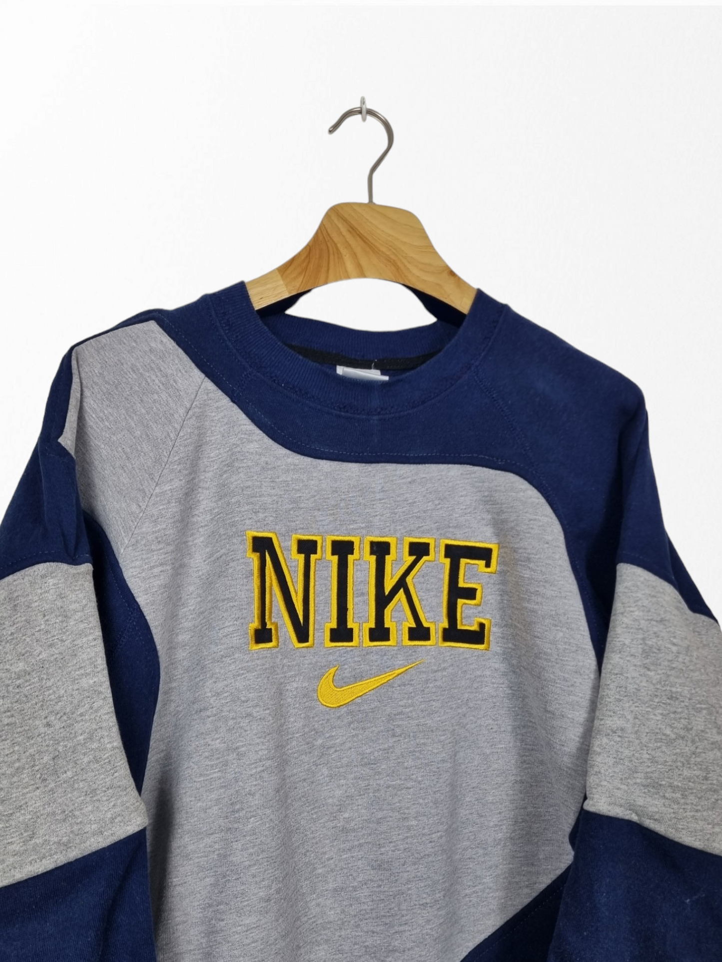 Nike spell out 90s sweater maat S