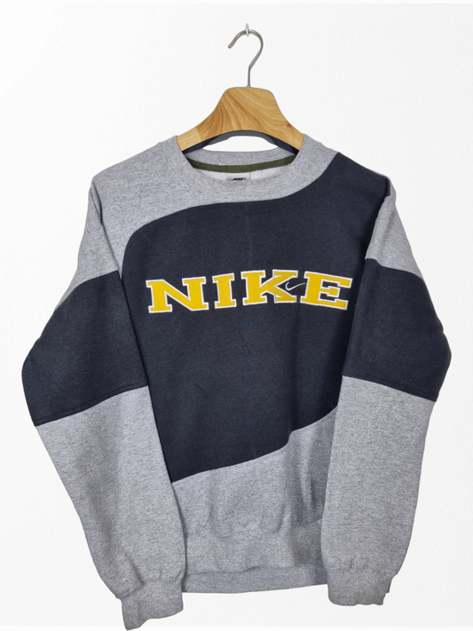 Nike 90s spell out sweater maat S