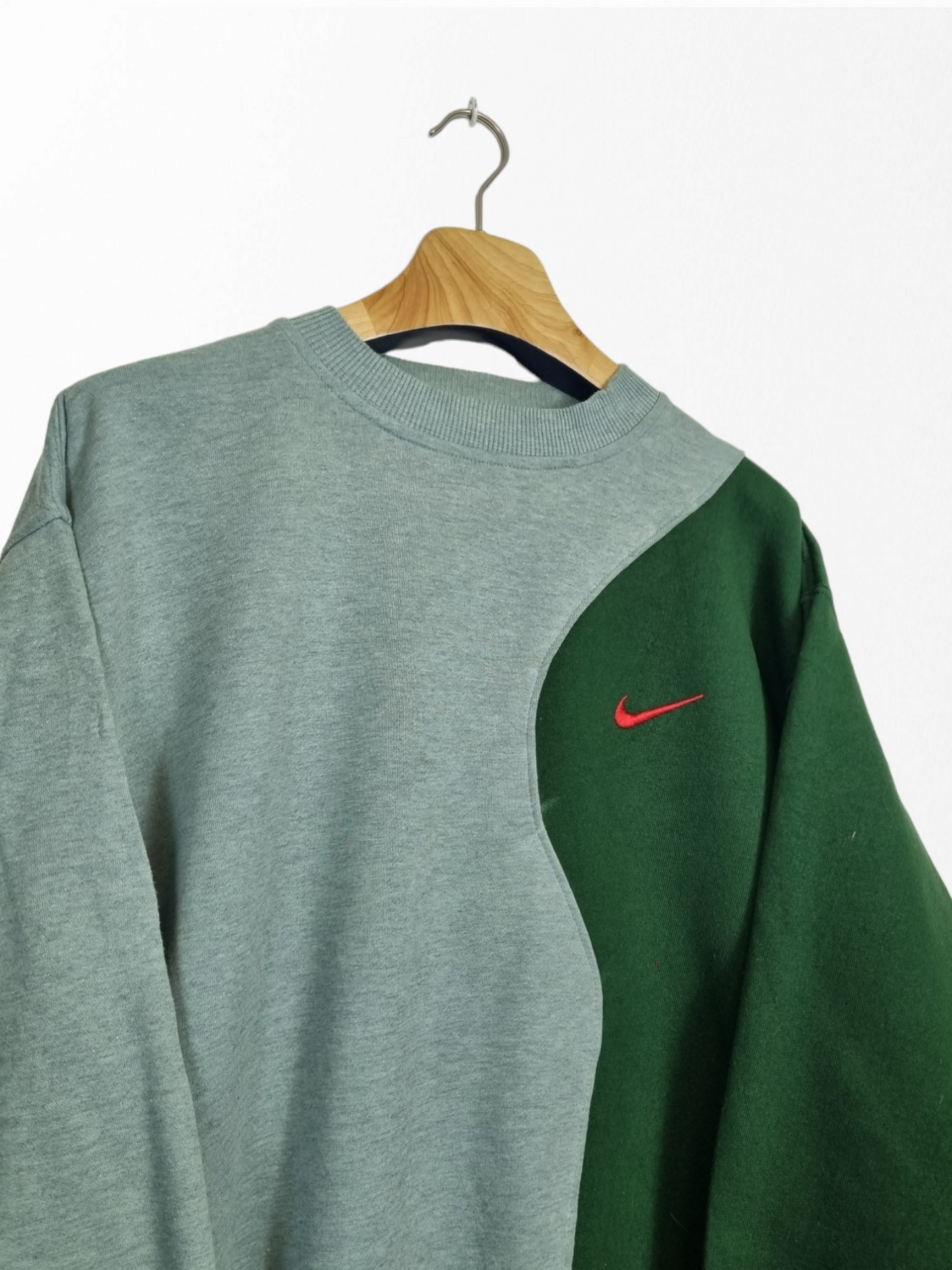 Nike chest swoosh sweater maat M