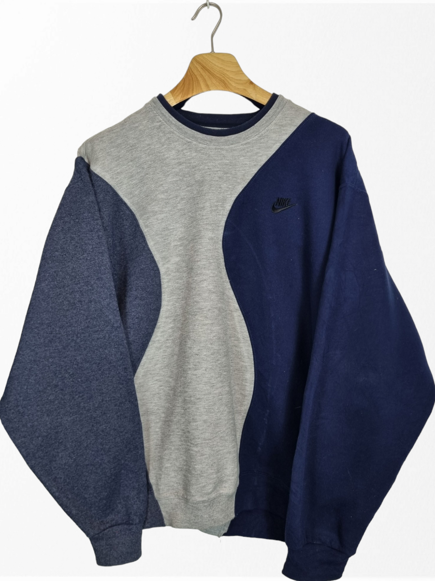 Nike chest logo sweater maat L