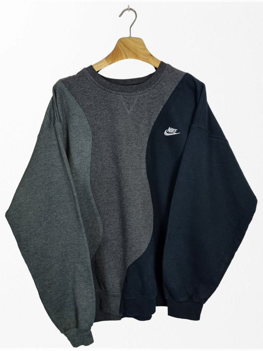 Nike chest logo sweater maat L