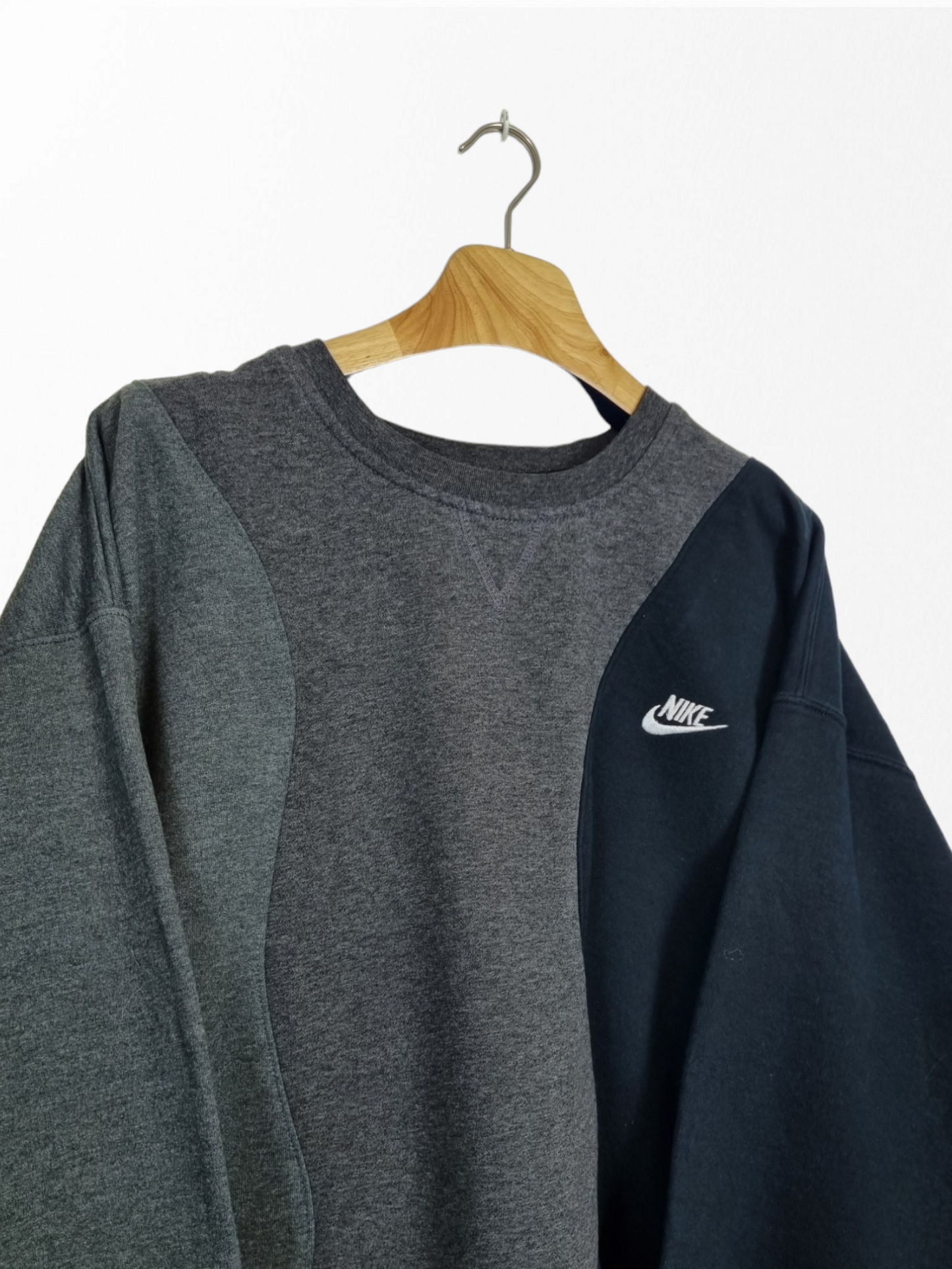 Nike chest logo sweater maat L