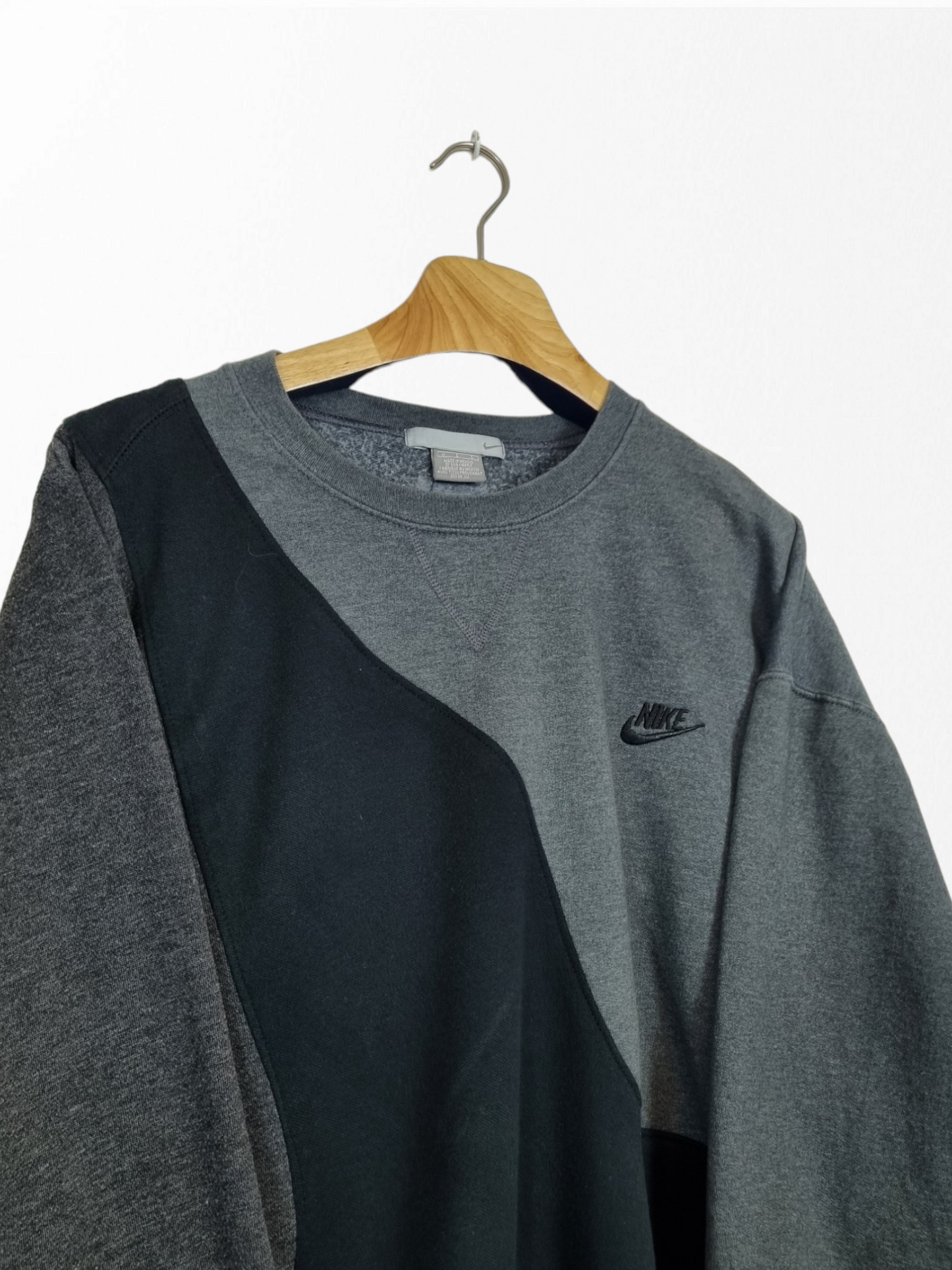 Nike chest logo sweater maat M