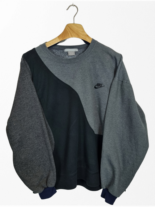 Nike chest logo sweater maat M