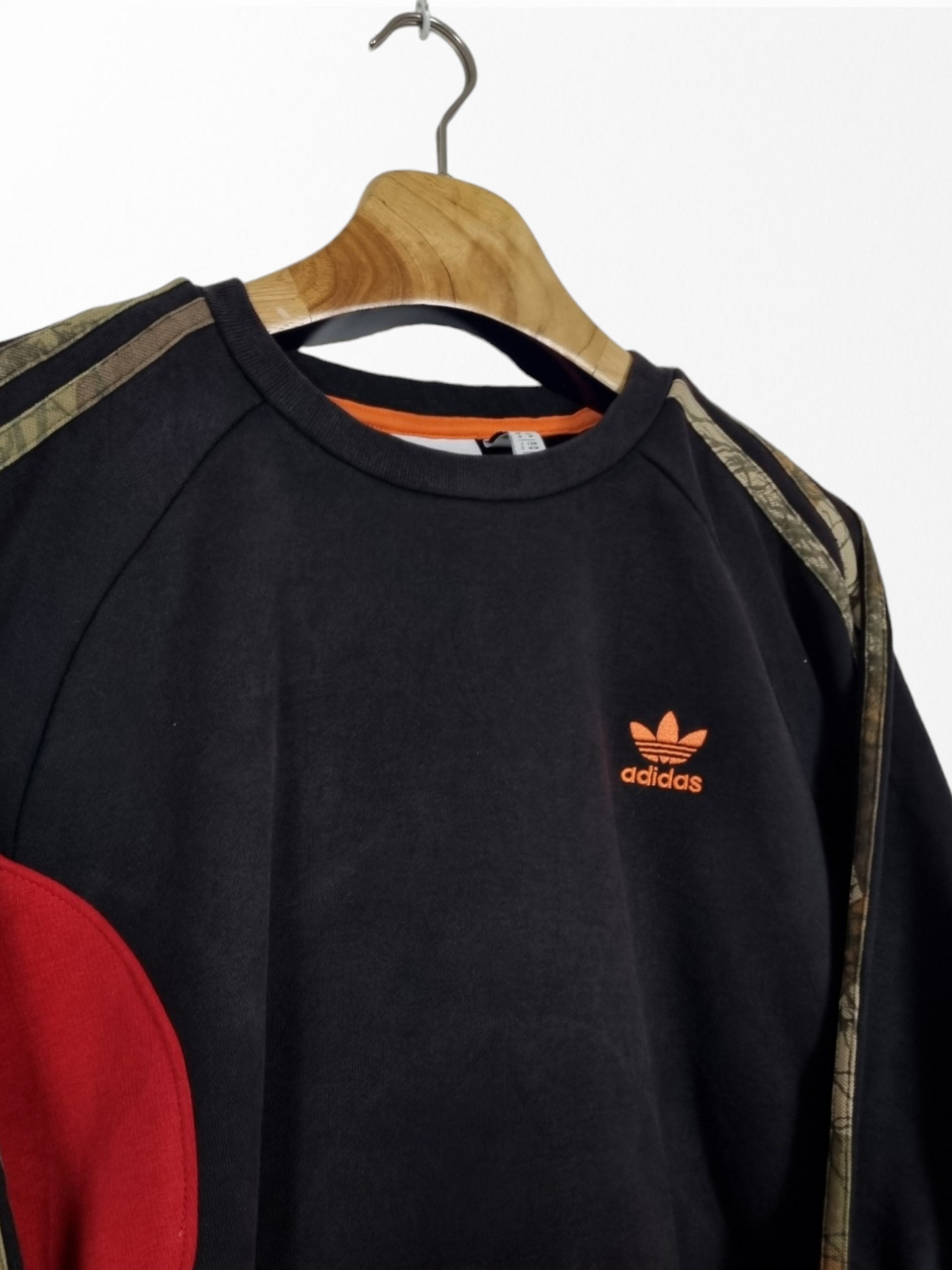 Adidas chest logo sweater maat M