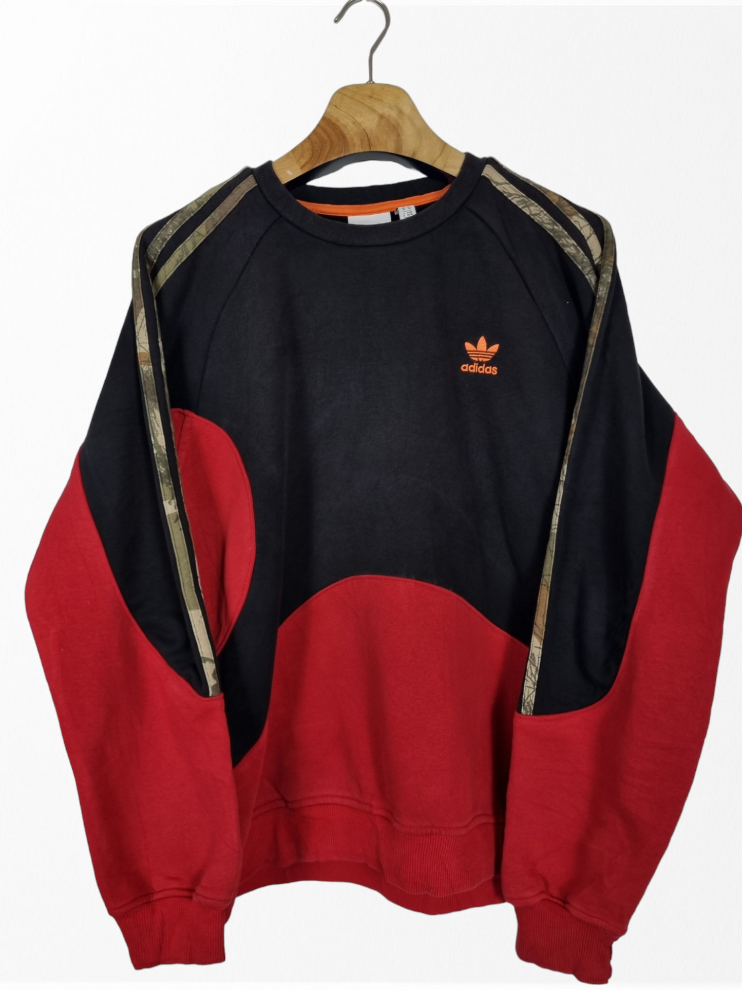 Adidas chest logo sweater maat M