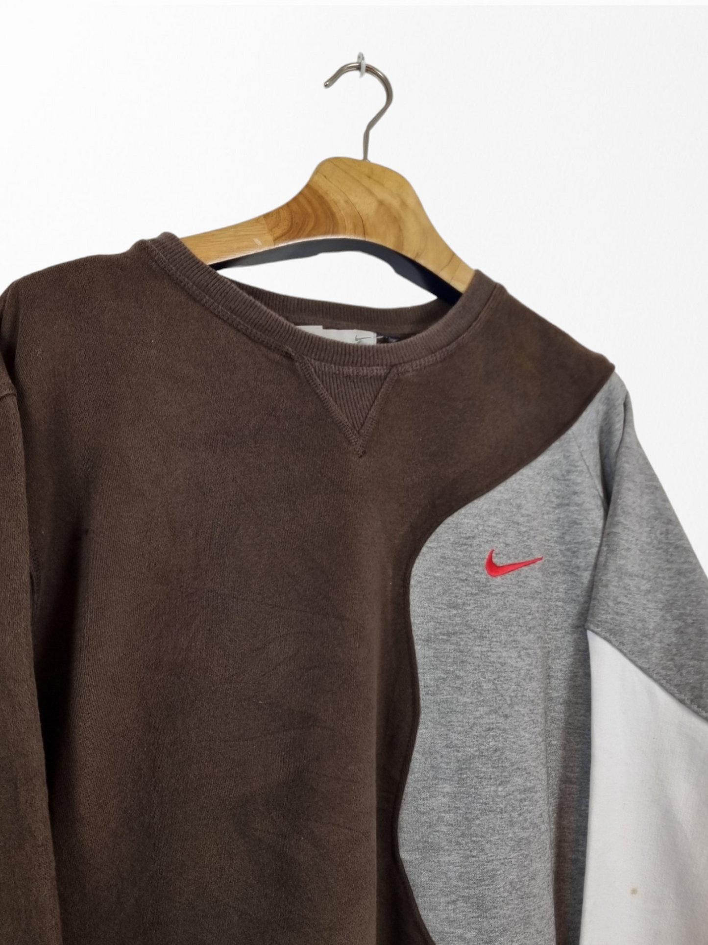 Nike chest swoosh sweater maat L