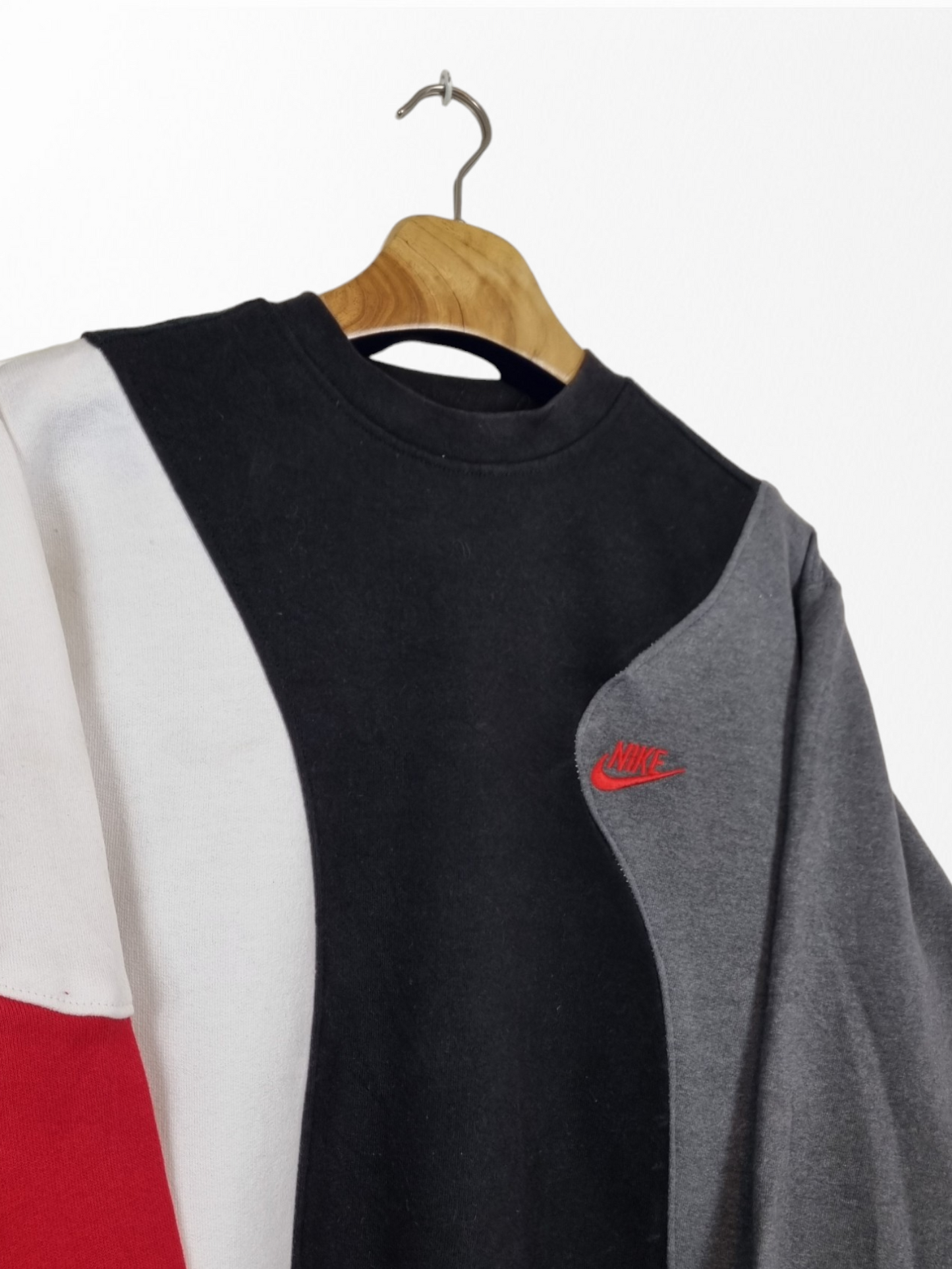 Nike chest logo sweater maat M