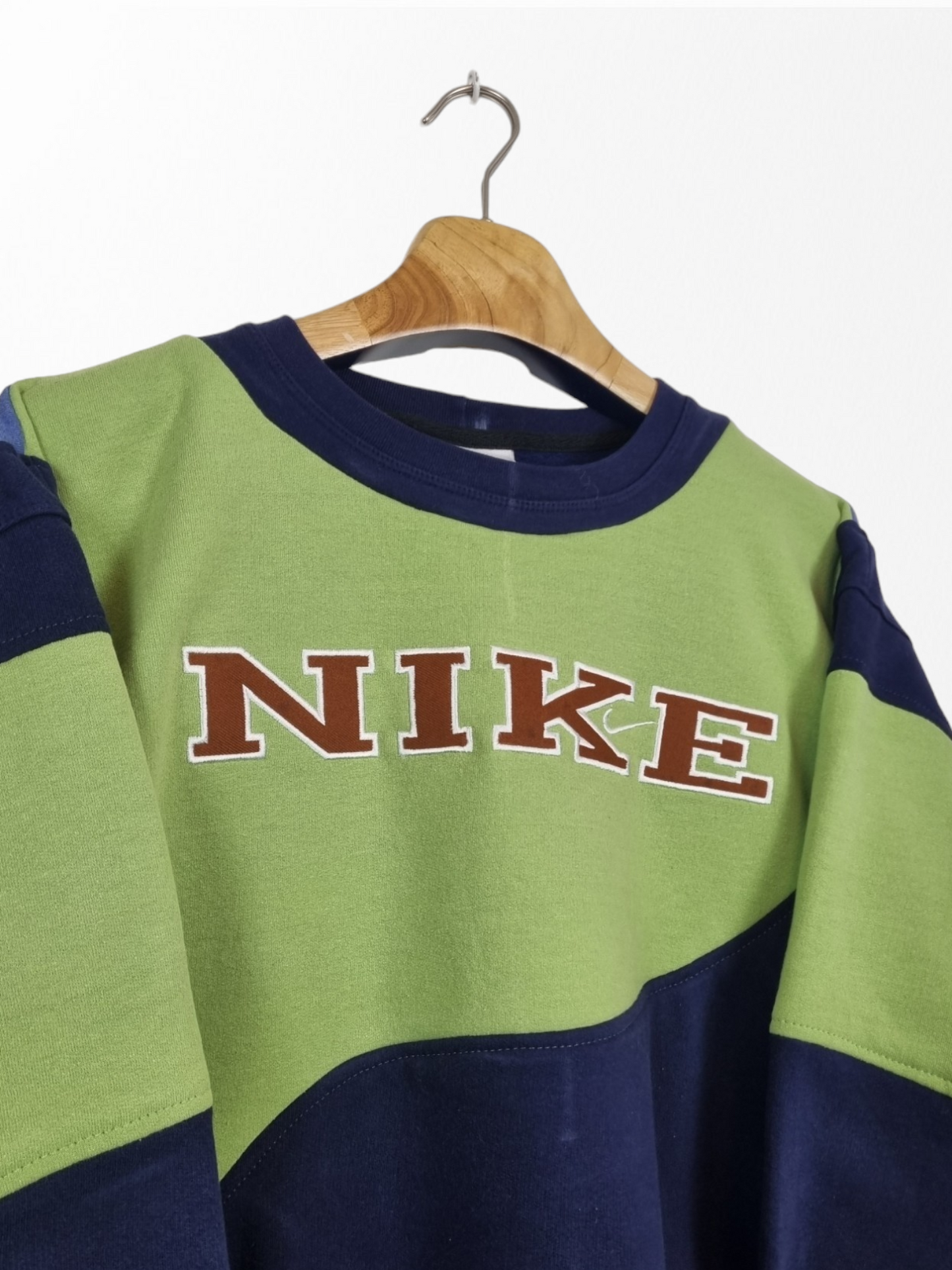 Nike 90s spell out sweater maat M