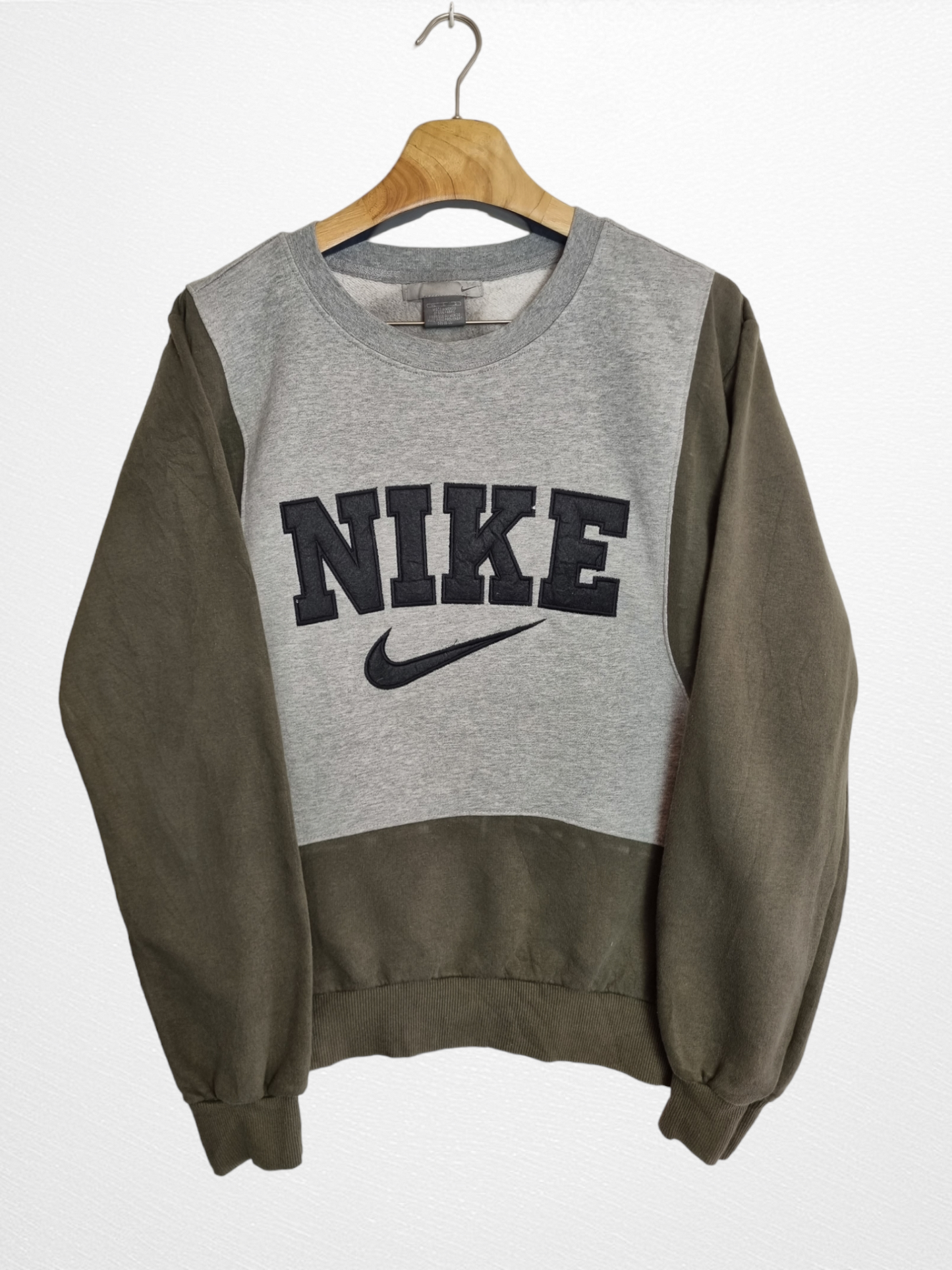 Nike spell out reworked sweater maat M