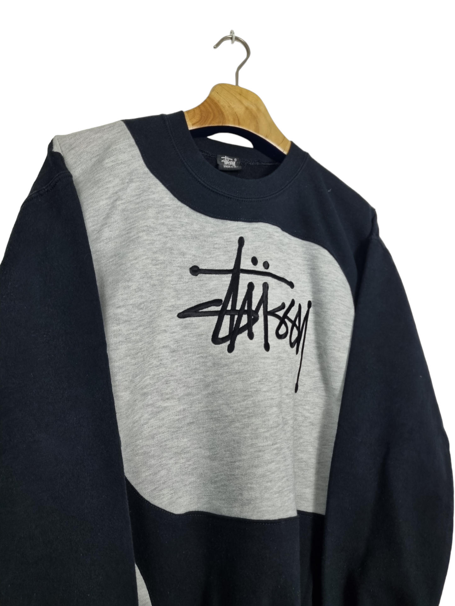 Stüssy embroidered text sweater maat M