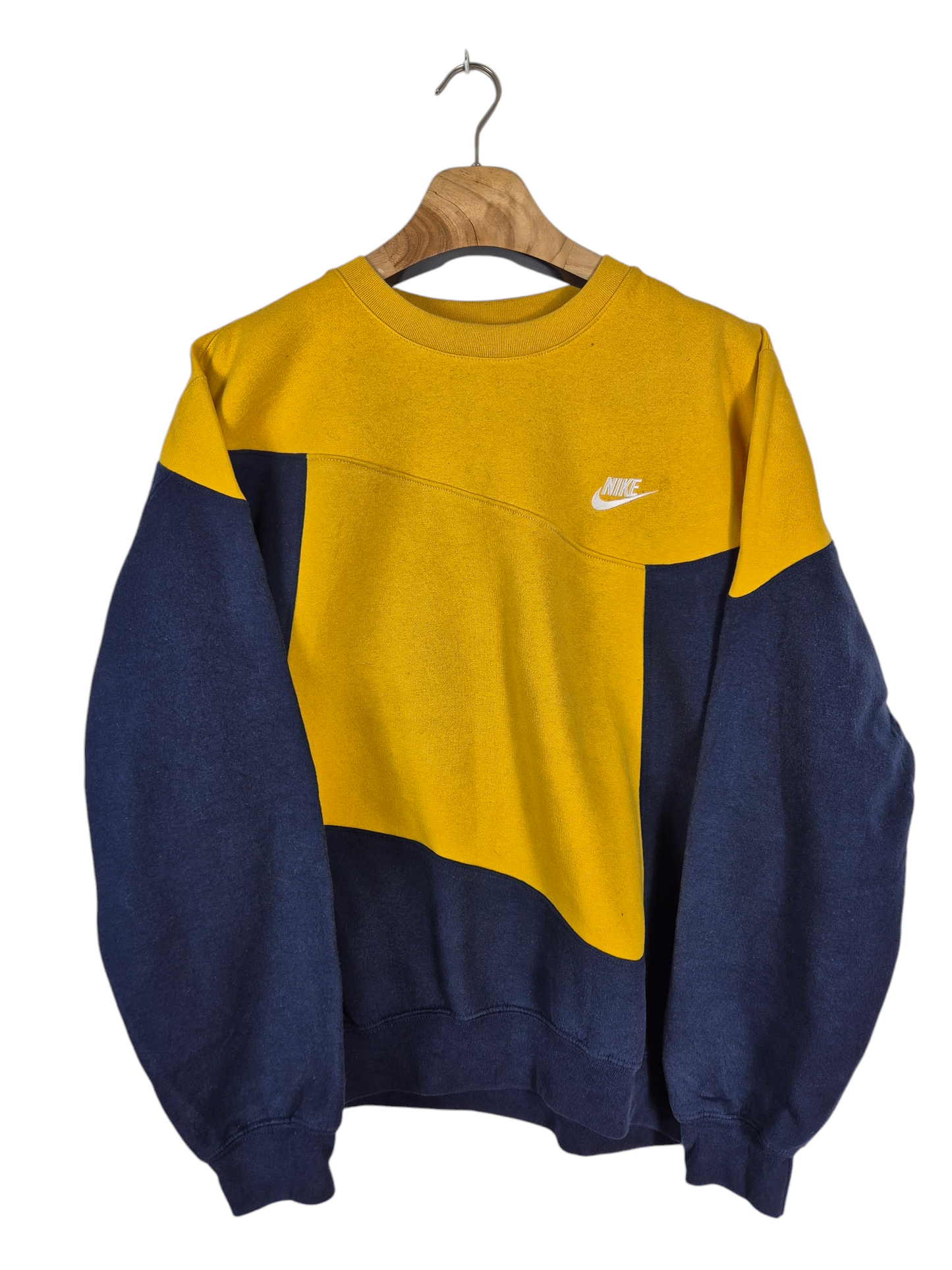 Nike chest logo sweater maat L