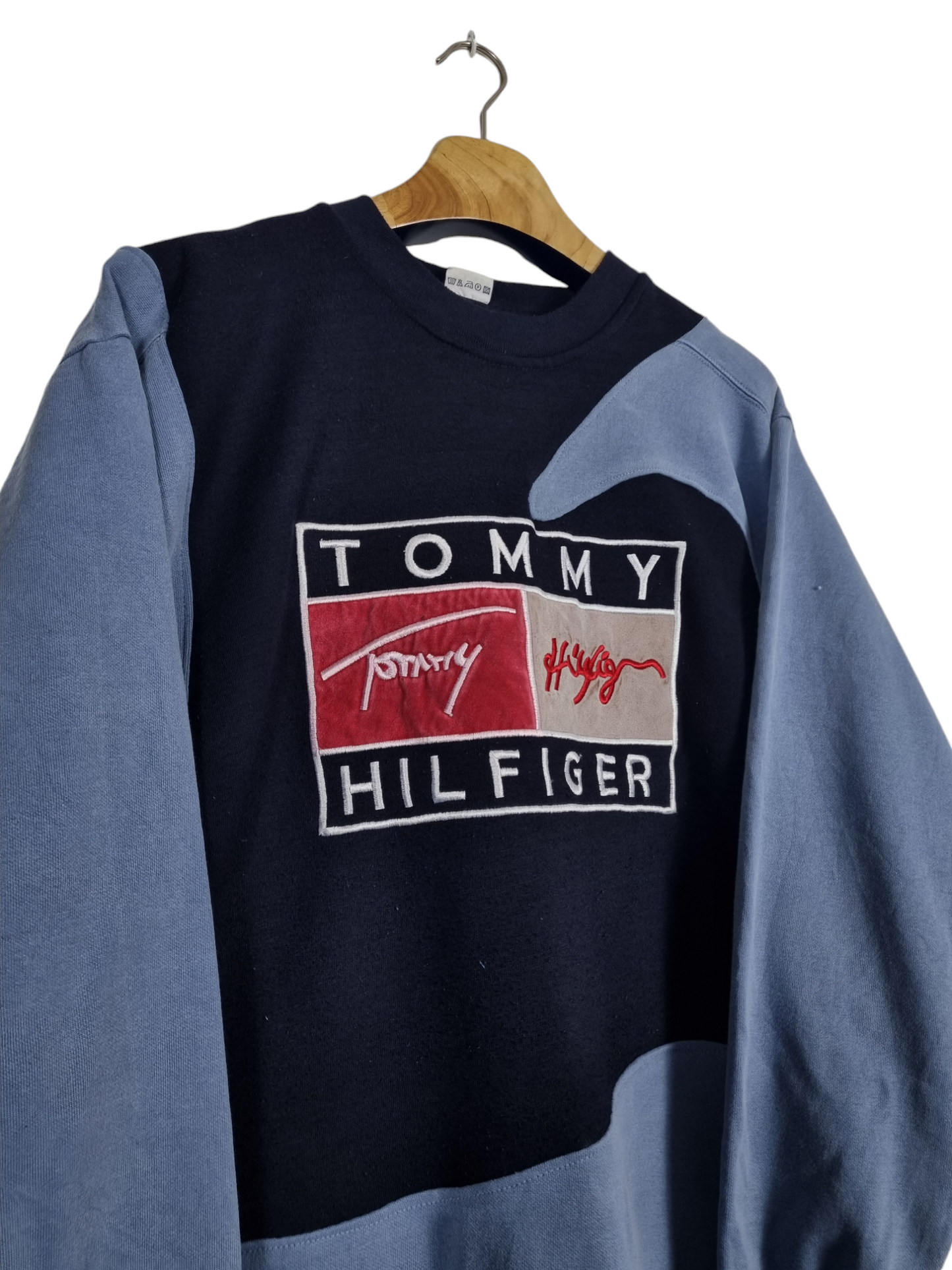 Tommy Hilfiger front logo sweater maat L