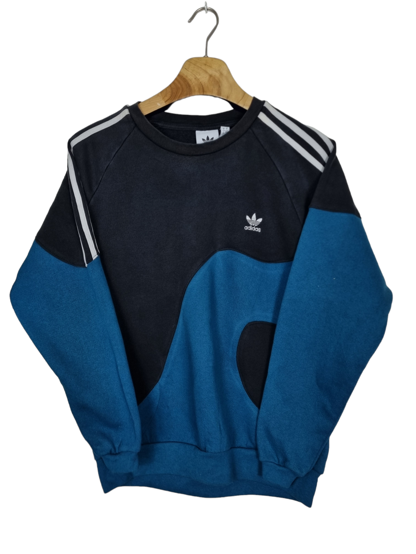 Adidas chest logo sweater maat S